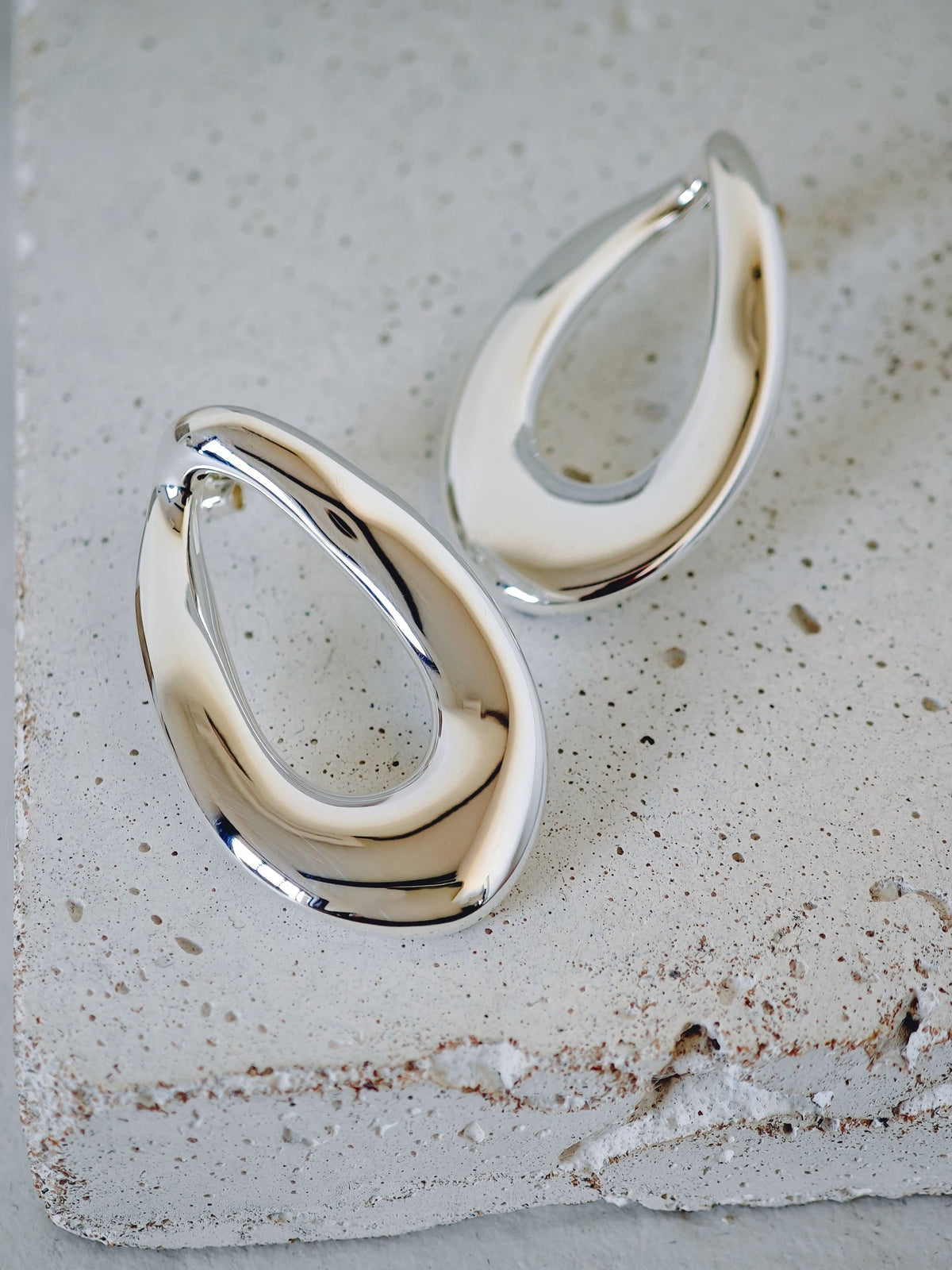 Organic Statement Ohrstecker aus 925 Silber, ovale Y2K Ohrringe, Sculptural Silver Earrings - CocosyBerlin