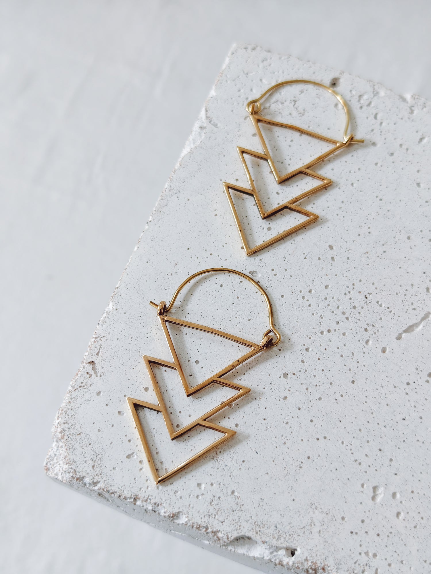 Boucles d'oreilles triangle géométrique, boucles d'oreilles minimalistes en or, boucles d'oreilles carrées, bijoux bohème, boucles d'oreilles en laiton doré