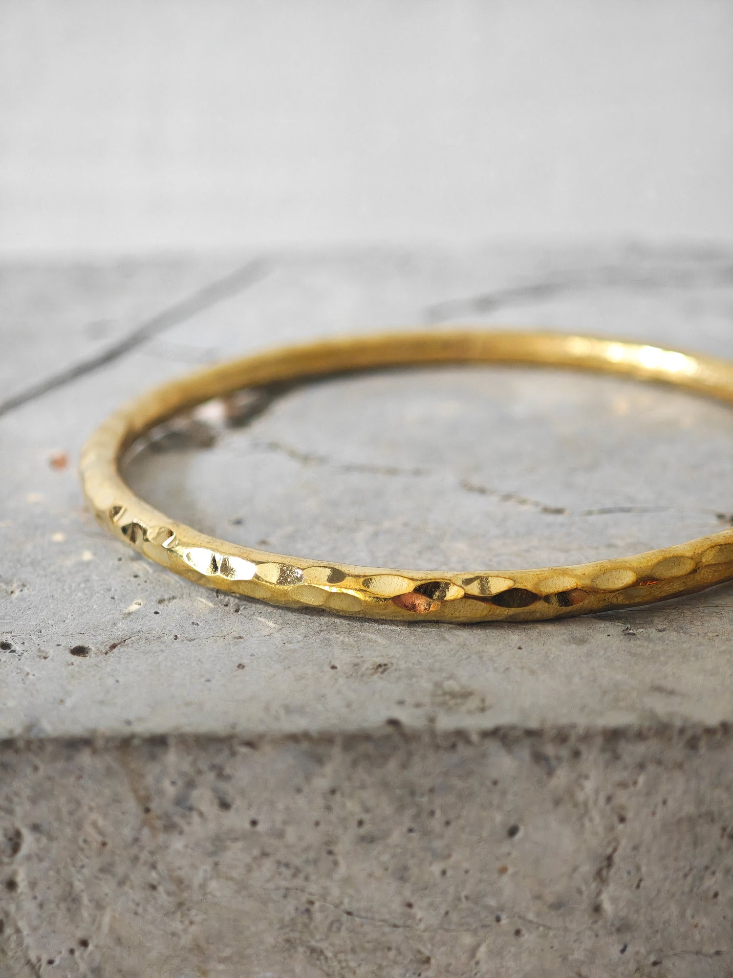 Statement Armreif aus massivem Messing, gehämmert