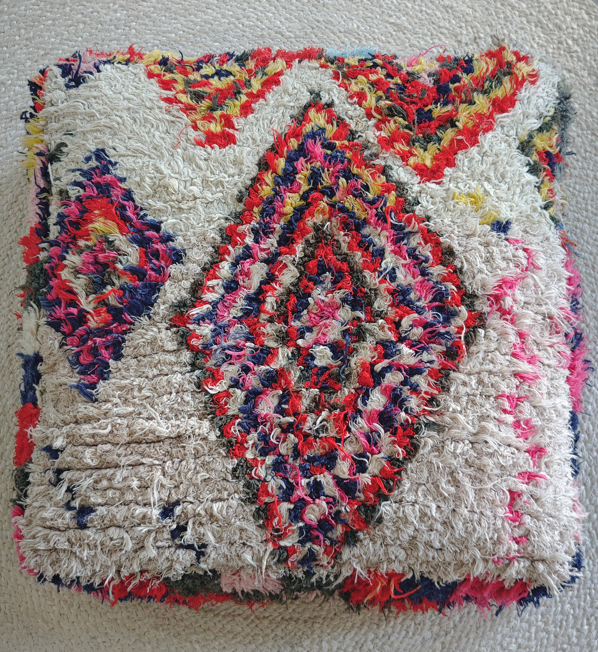 Marokkanischer Pouf mit geometrischen Muster, Upcyling Pouf aus Stoffresten, Unikat