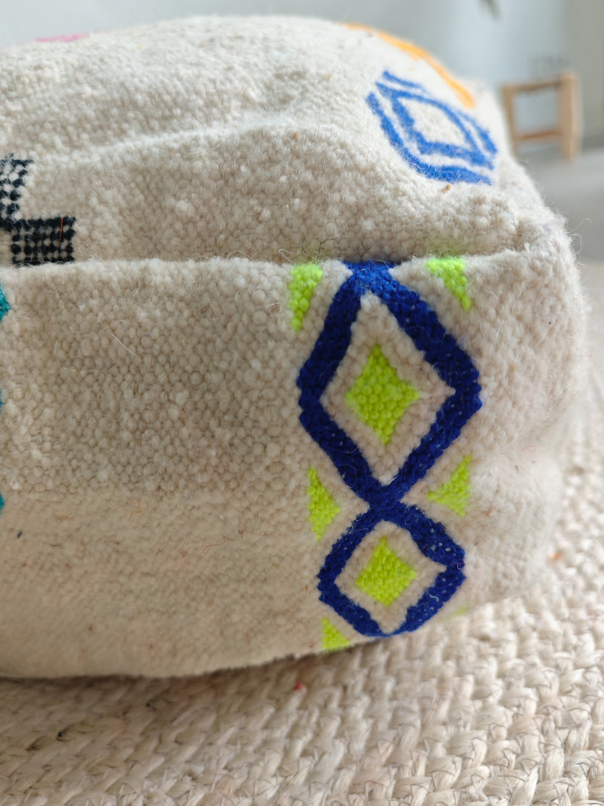 Marokkanischer Pouf aus Wolle, Kelim Bodenkissen quadratisch und bunt, Handarbeit