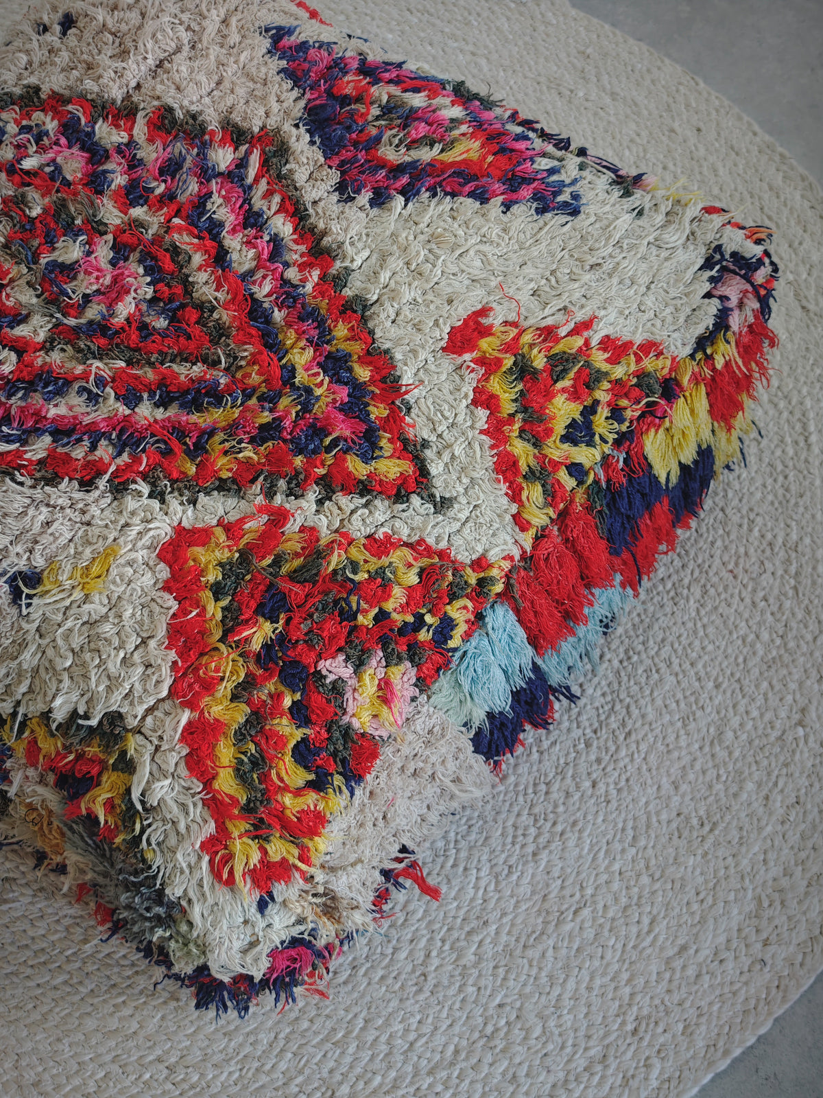 Marokkanischer Pouf mit geometrischen Muster, Upcyling Pouf aus Stoffresten, Unikat