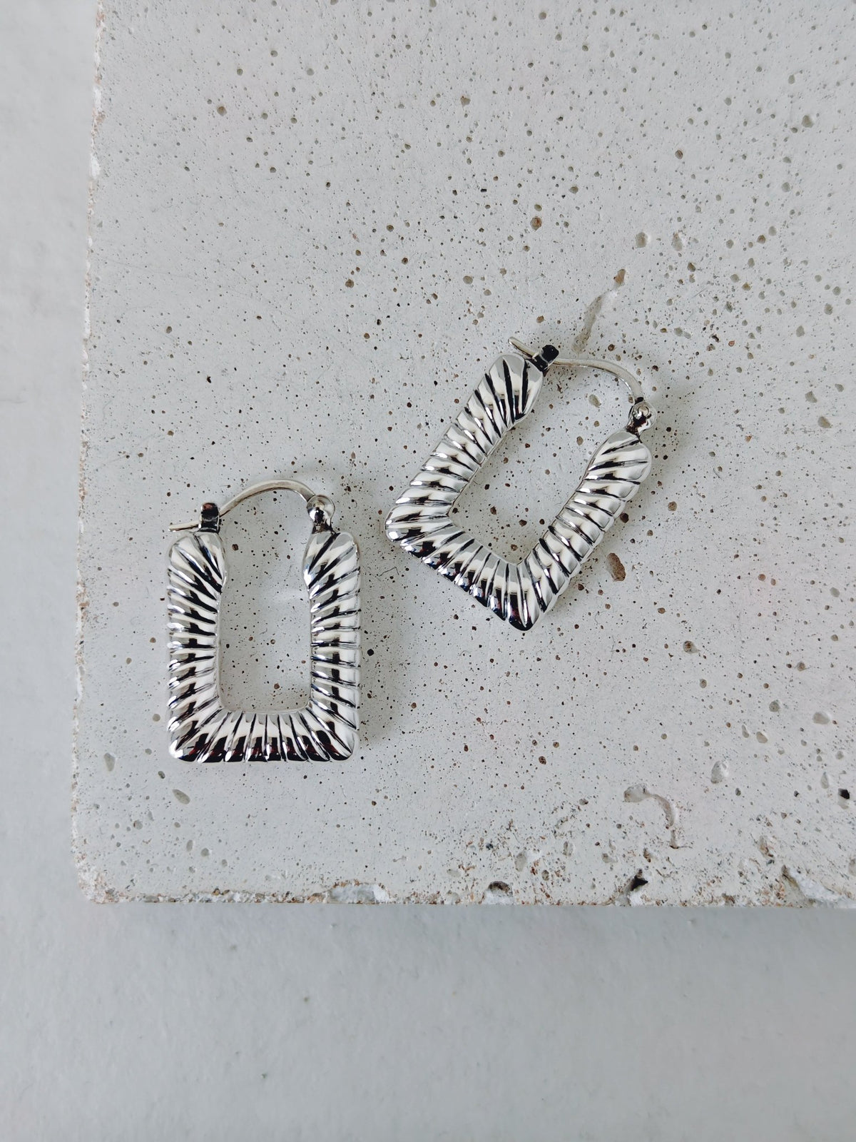 Twist Creolen rechteckig aus 925 Silber, Geometrische Ohrringe - CocosyBerlin