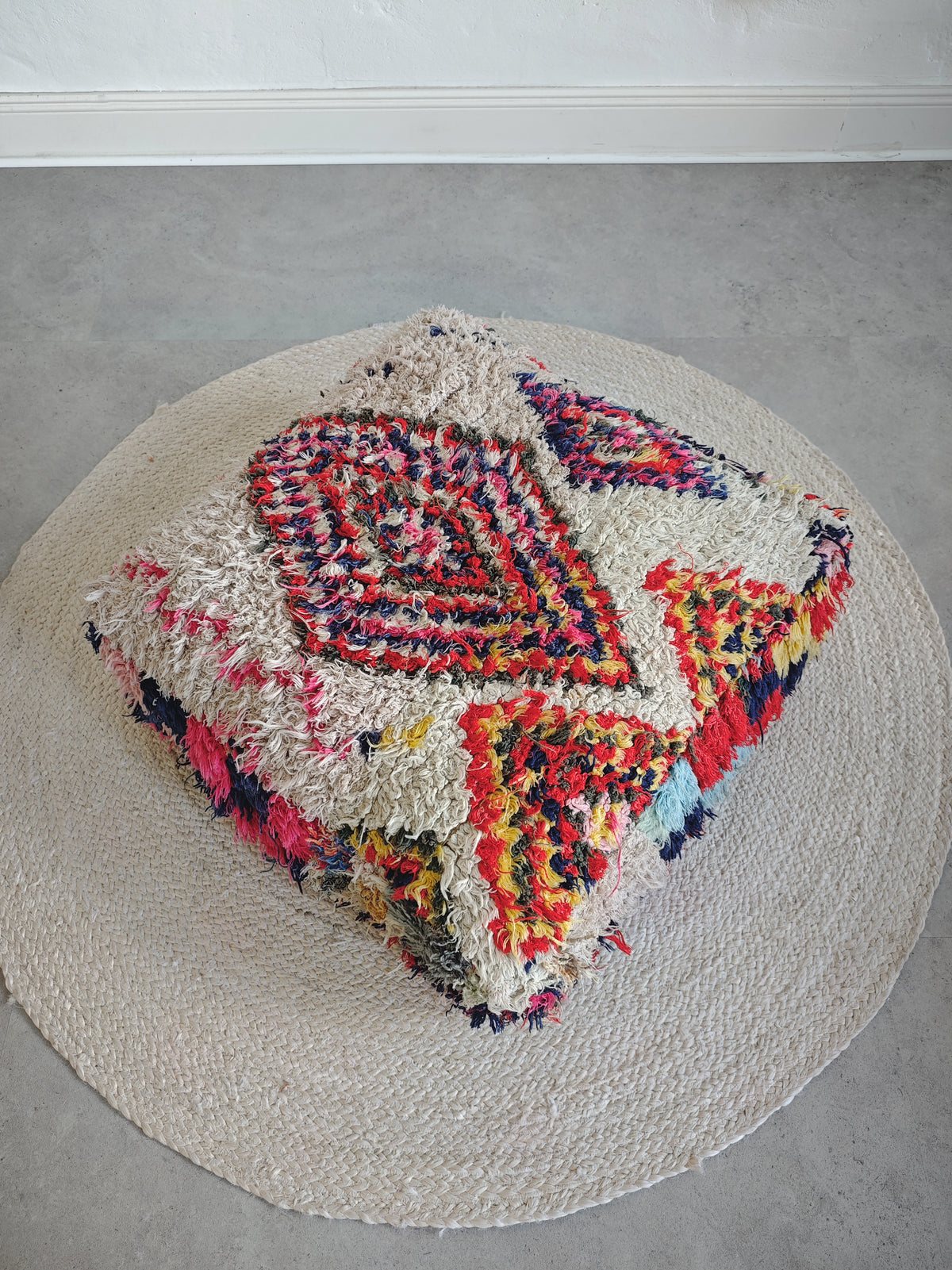 Marokkanischer Pouf mit geometrischen Muster, Upcyling Pouf aus Stoffresten, Unikat