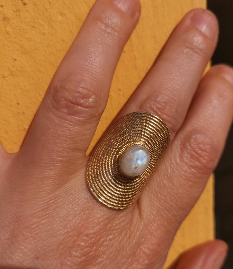 Bague en laiton avec pierre de lune / Grande bague ethnique / Bague tribale / Bague bohème / Bijoux de festival / Bague dorée / Bijoux hippie