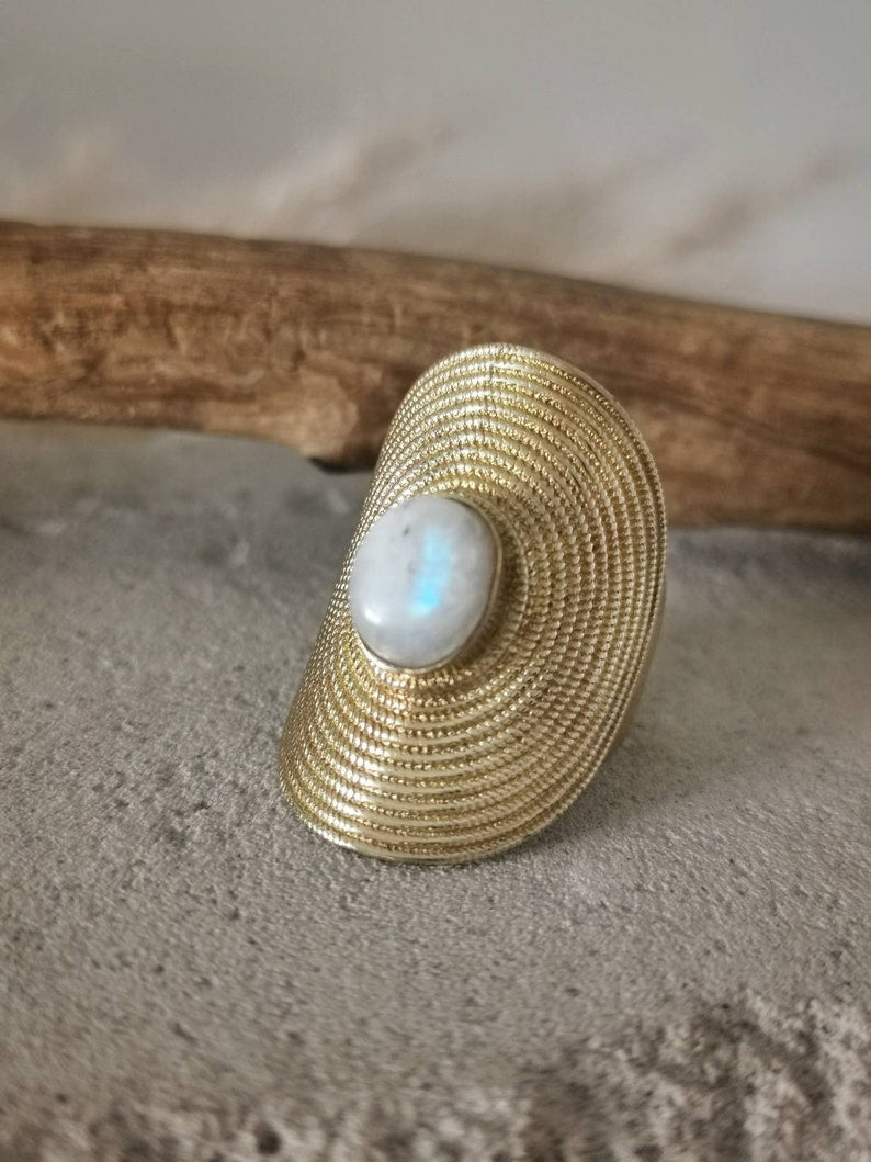 Bague en laiton avec pierre de lune / Grande bague ethnique / Bague tribale / Bague bohème / Bijoux de festival / Bague dorée / Bijoux hippie