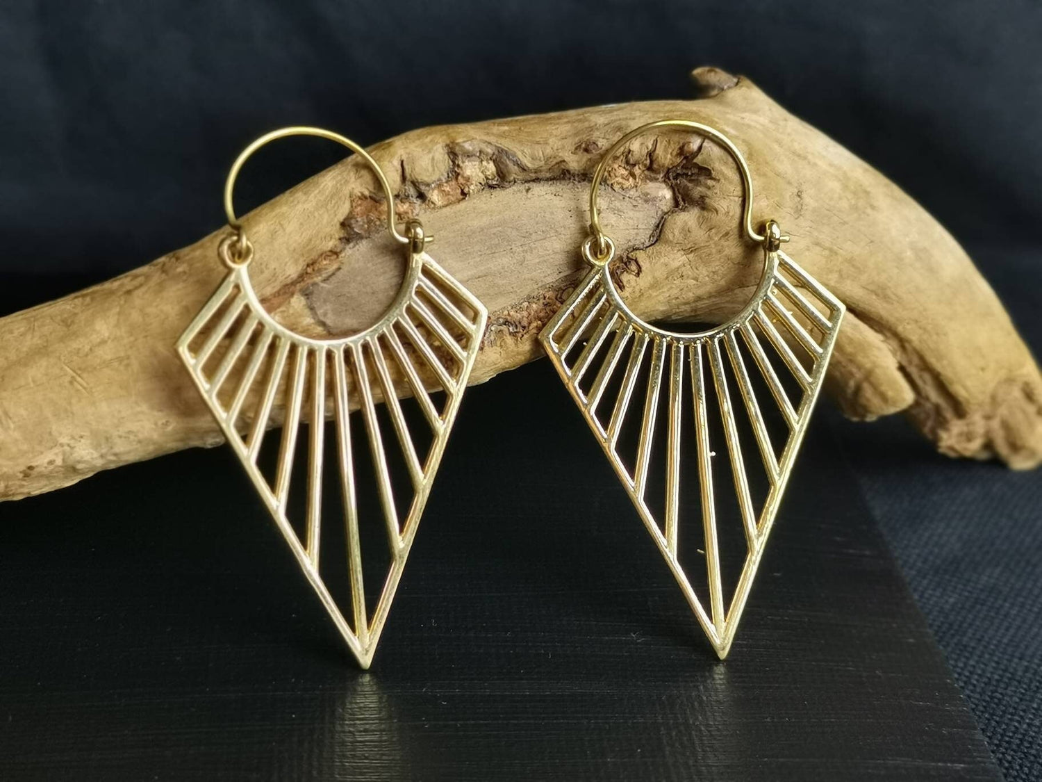 Boucles d'oreilles géométriques en laiton, boucles d'oreilles triangulaires, bijoux bohème hippie, or, triangle, boucles d'oreilles tunnel, boucles d'oreilles pendantes tribales