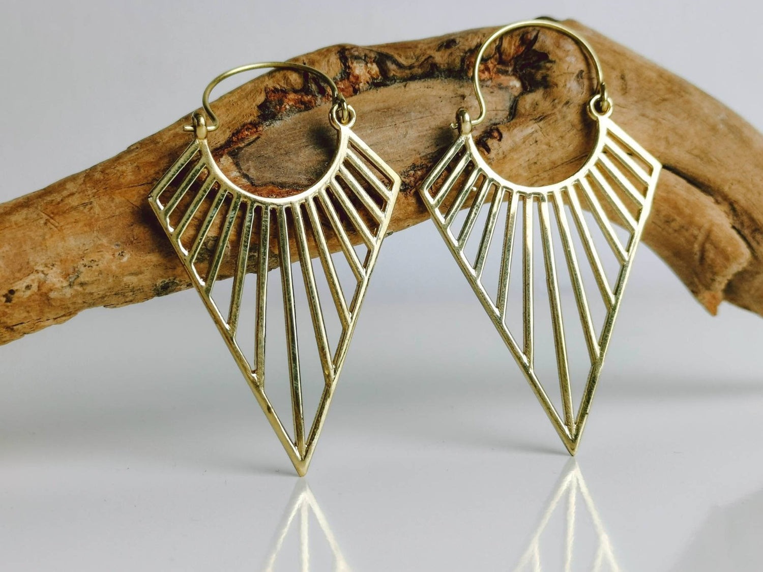Boucles d'oreilles géométriques en laiton, boucles d'oreilles triangulaires, bijoux bohème hippie, or, triangle, boucles d'oreilles tunnel, boucles d'oreilles pendantes tribales