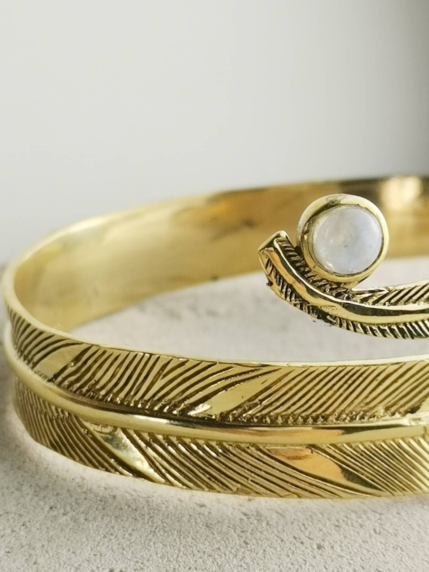 Feather bangle made of brass with moonstone, bracelet made of golden brass, statement jewelry, boho upper arm bracelet, hippie ethnic Goa style,