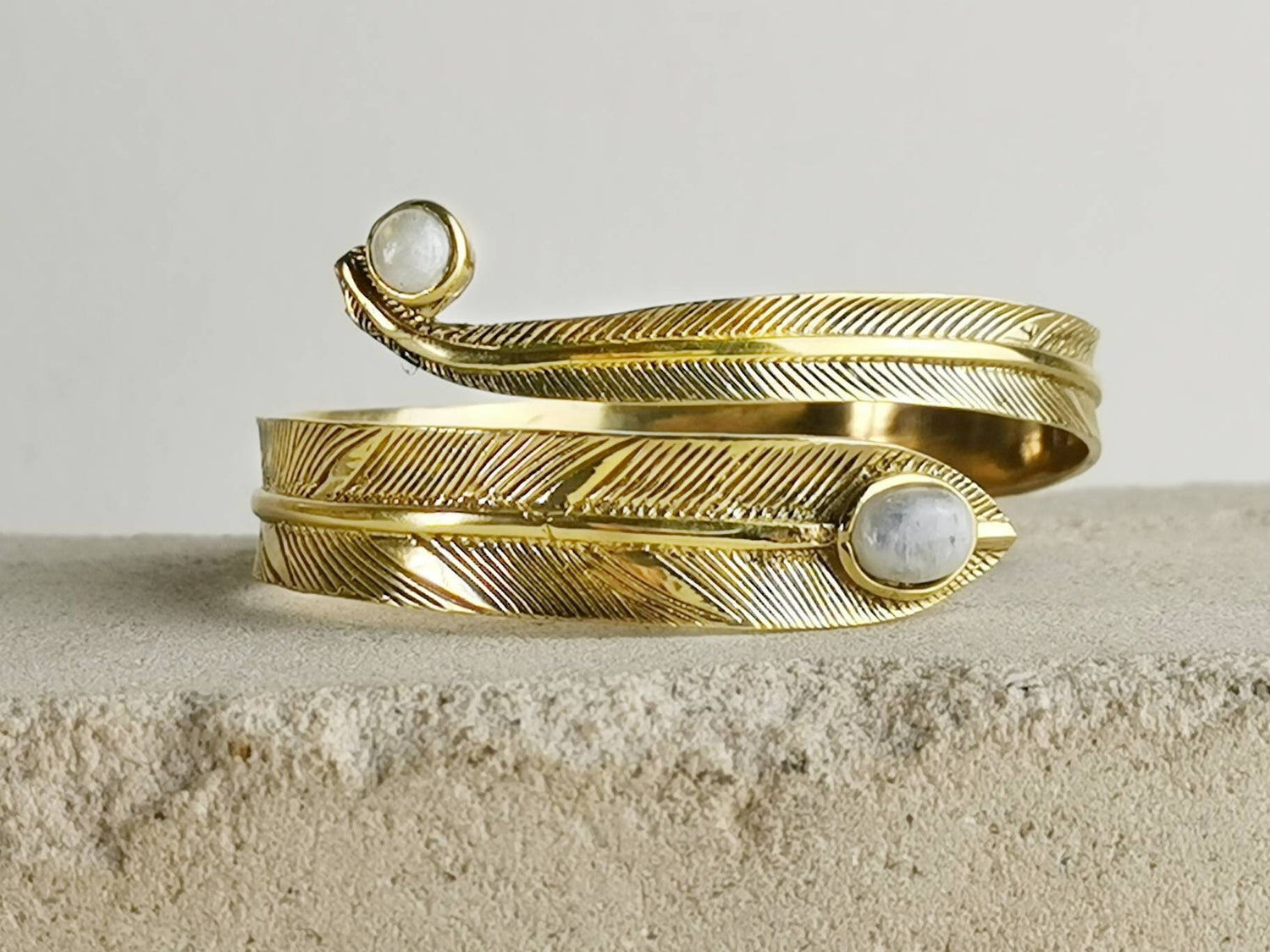 Feather bangle made of brass with moonstone, bracelet made of golden brass, statement jewelry, boho upper arm bracelet, hippie ethnic Goa style,