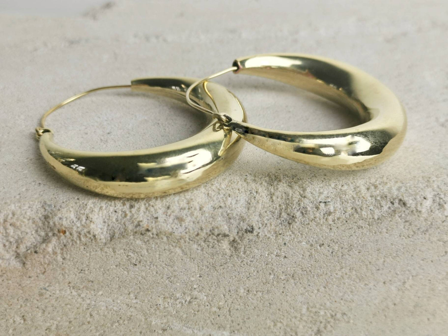 Grandes boucles d'oreilles créoles légères et épaisses en laiton, boucles d'oreilles larges en laiton, boucles d'oreilles tendance, boucles d'oreilles demi-lune, clair de lune, créoles en or