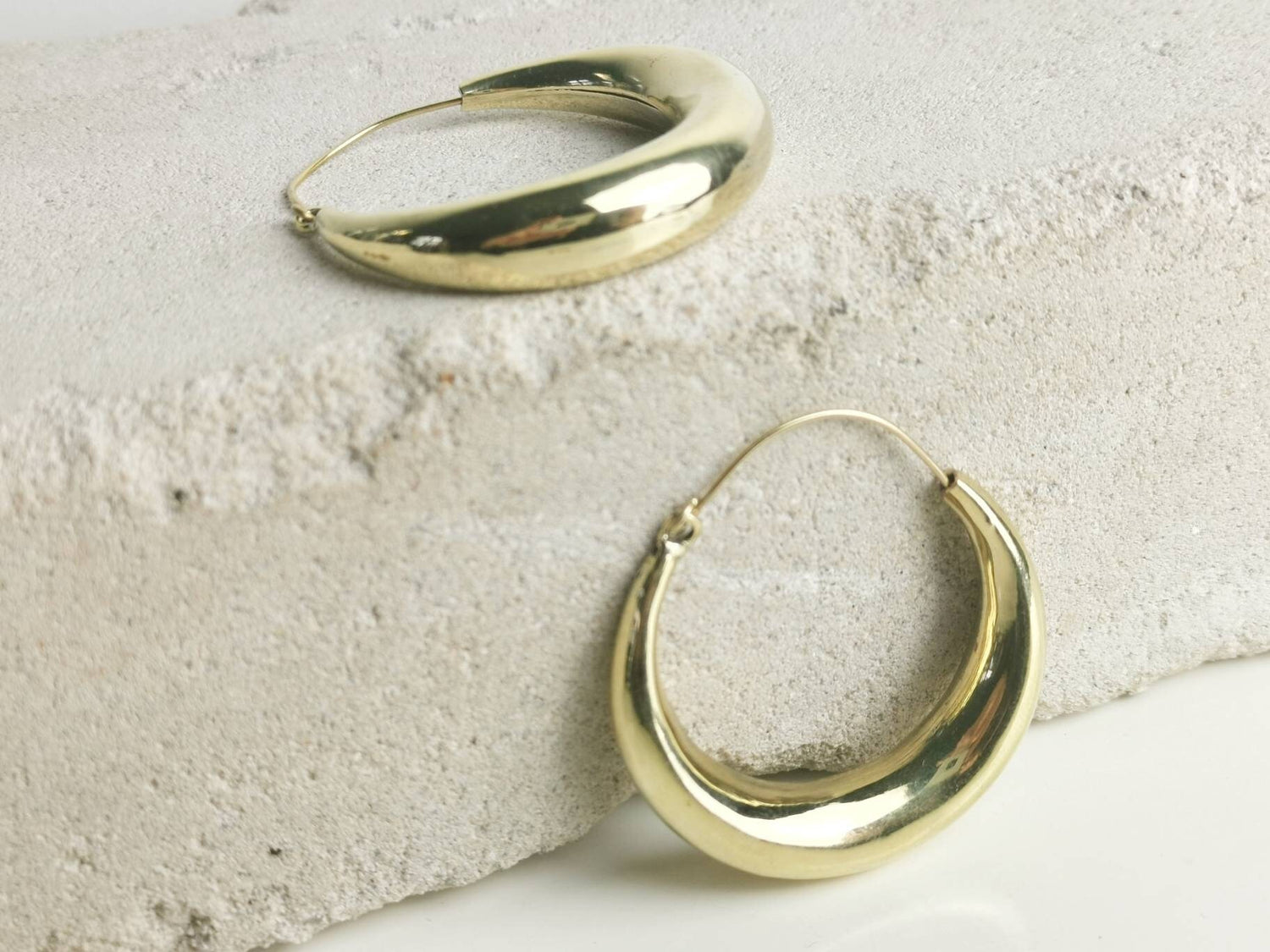Grandes boucles d'oreilles créoles légères et épaisses en laiton, boucles d'oreilles larges en laiton, boucles d'oreilles tendance, boucles d'oreilles demi-lune, clair de lune, créoles en or