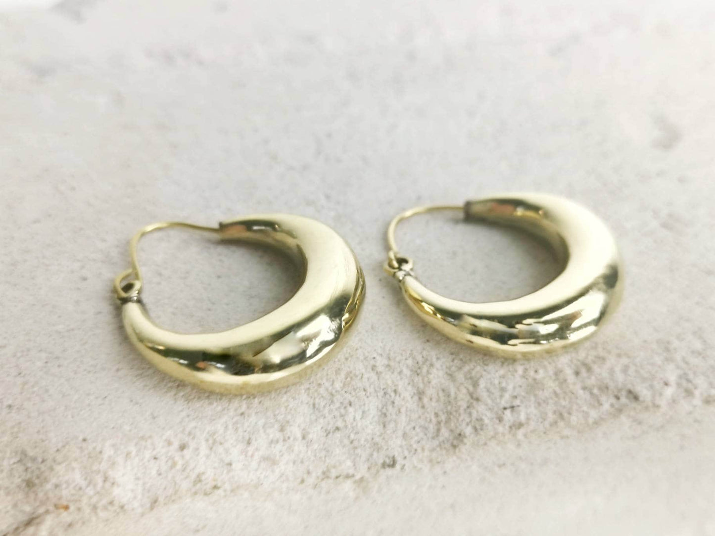 Kleine leichte breite Chunky Creolen aus Messing, Messingohrringe, Statement Ohrringe, Hippie Boho Ohrringe, Gold Hoops, 3 cm