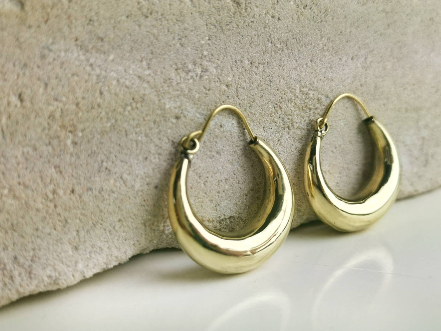 Kleine leichte breite Chunky Creolen aus Messing, Messingohrringe, Statement Ohrringe, Hippie Boho Ohrringe, Gold Hoops, 3 cm