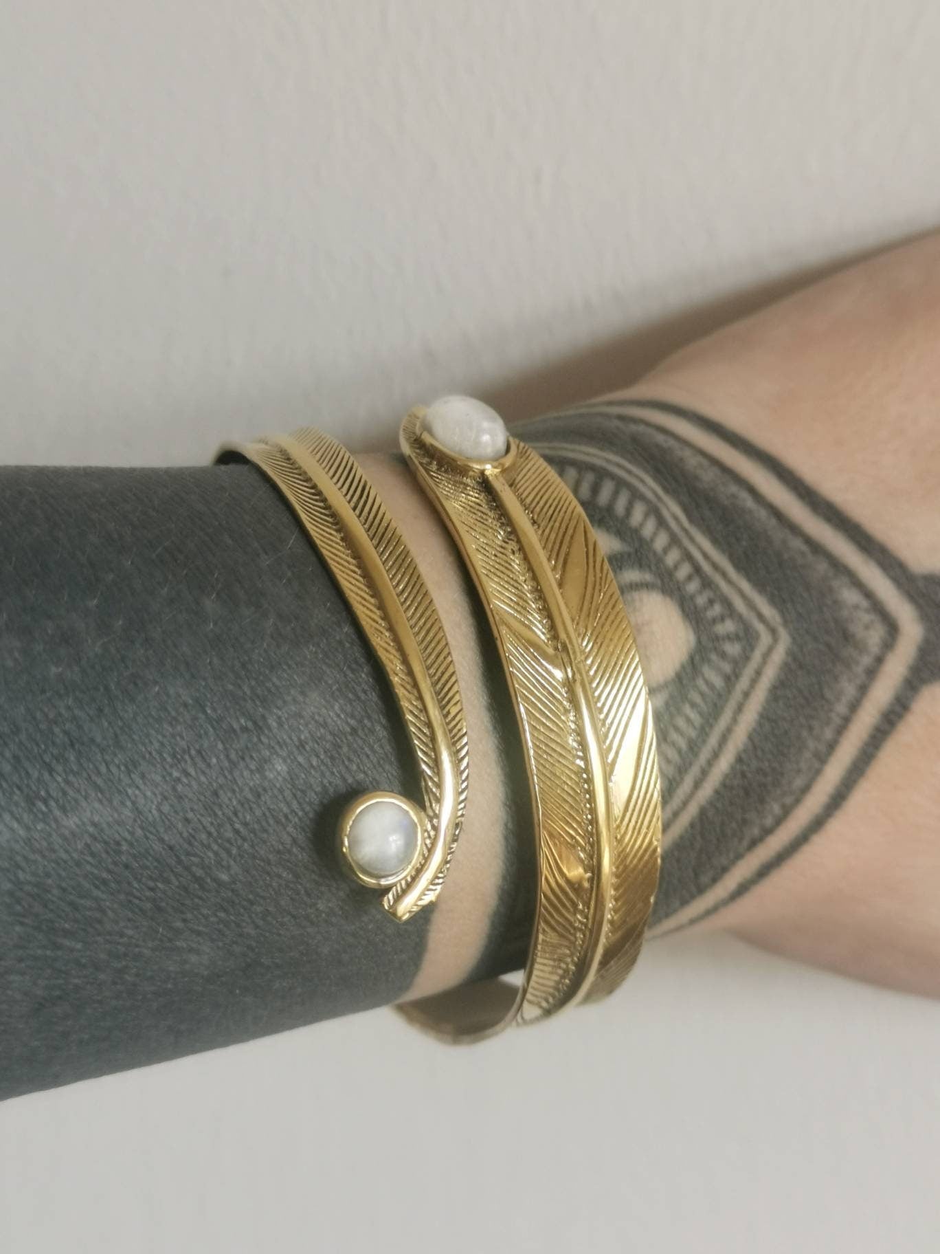 Feather bangle made of brass with moonstone, bracelet made of golden brass, statement jewelry, boho upper arm bracelet, hippie ethnic Goa style,