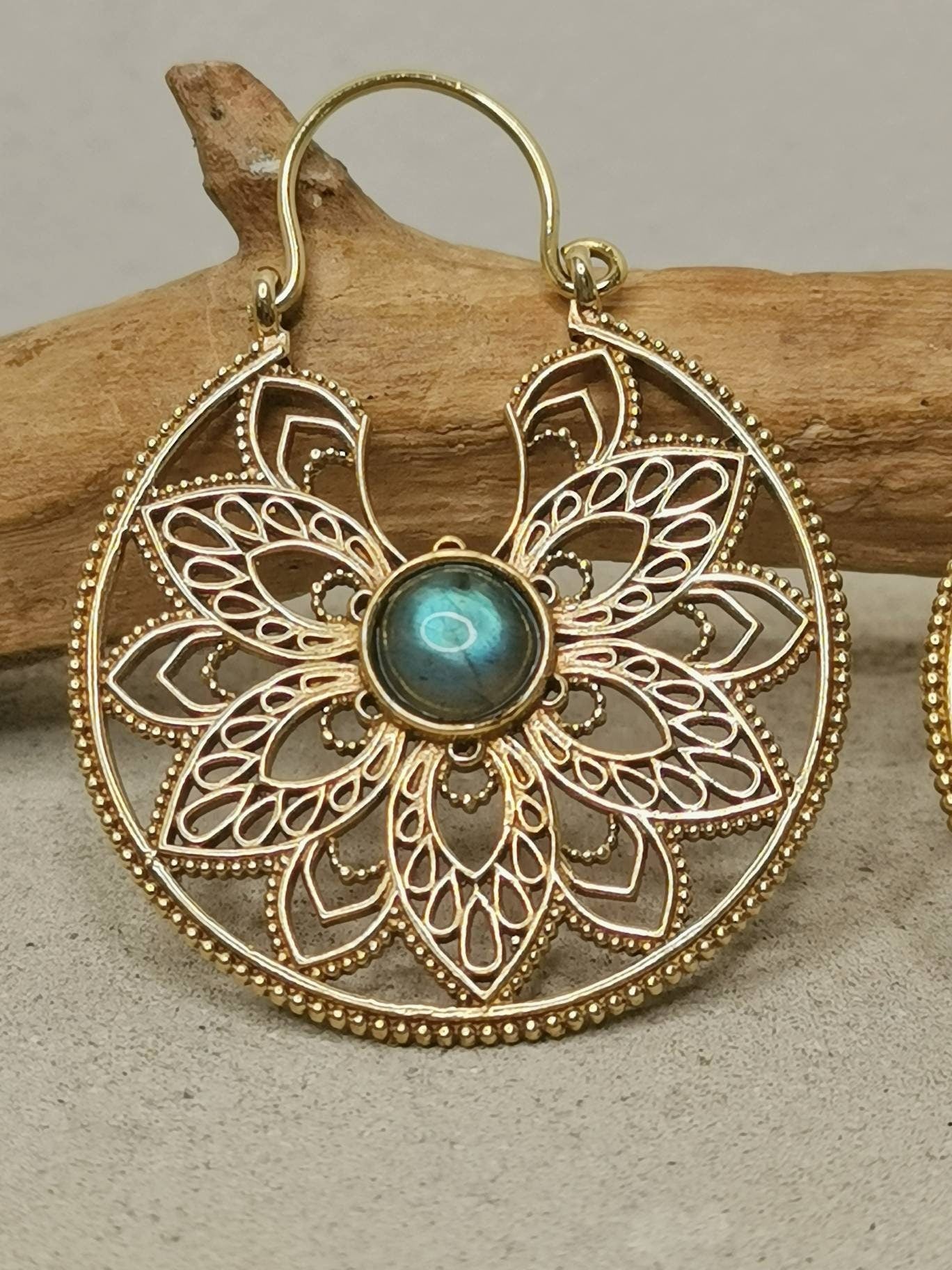 Boucles d'oreilles en laiton avec pierre labradorite | Boucles d'oreilles créoles Mandala | Boucles d'oreilles en or | Bijoux ethniques hippies bohèmes | Bijoux de fête | cocosyberlin