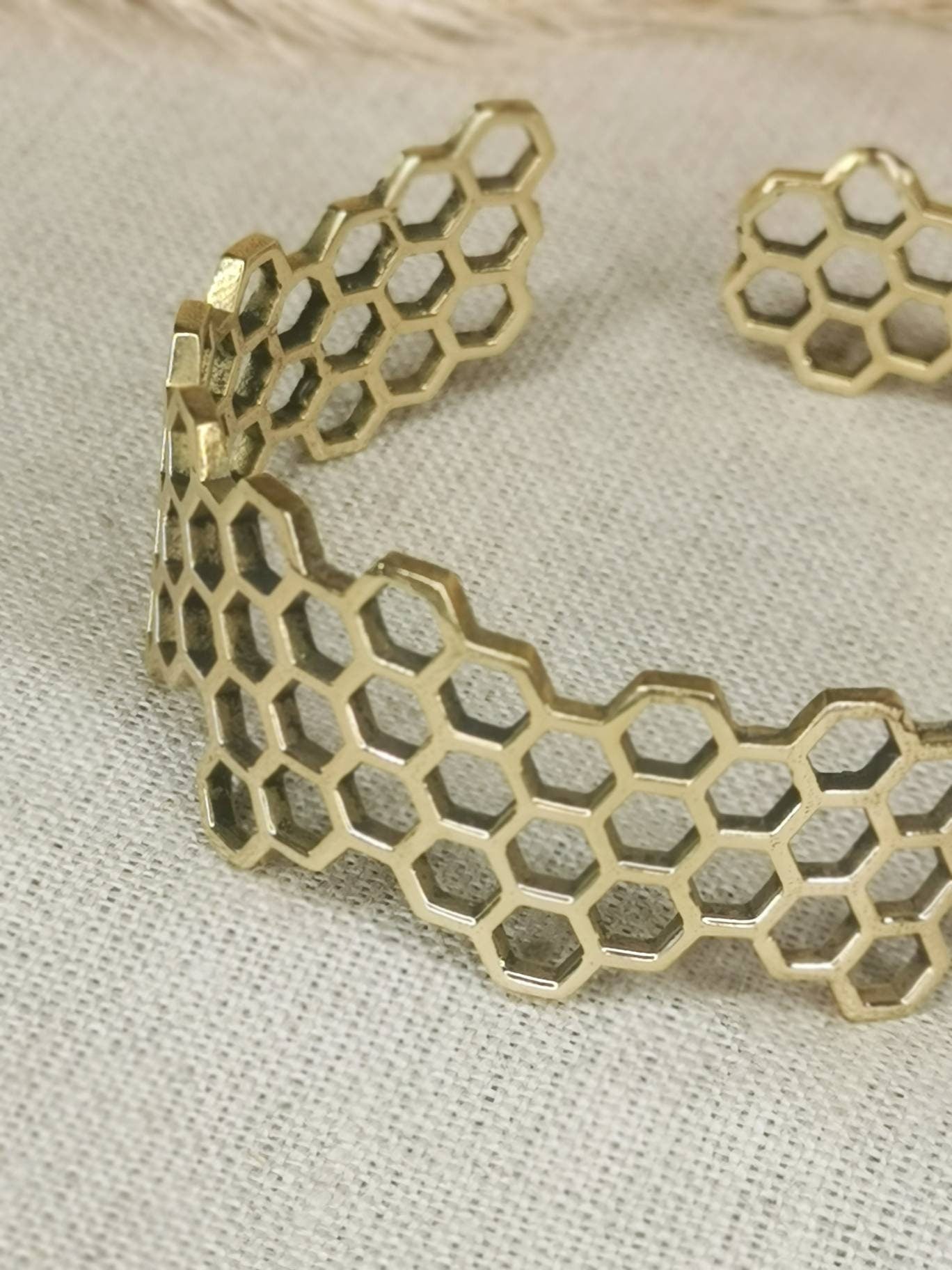 Bracelet nid d'abeille, bracelet nid d'abeille, bracelet manchette, bracelets en or, bracelet en or, bijoux de déclaration, bracelet nid d'abeille, cocosy.berlin