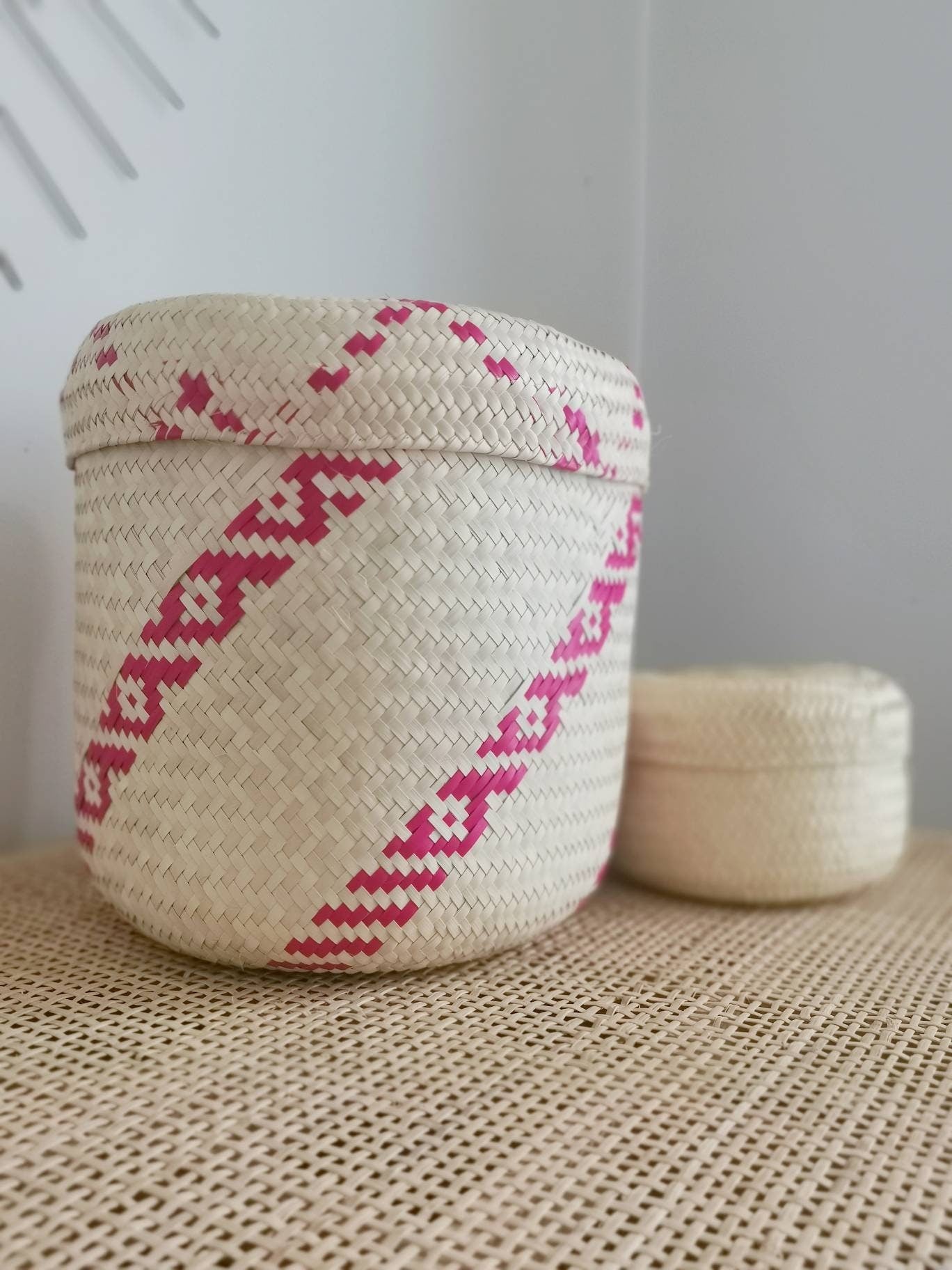Panier mexicain rond avec couvercle, grand panier en feuille de palmier, panier hippie bohème du Mexique, panier de rangement fait main, panier cosmétique