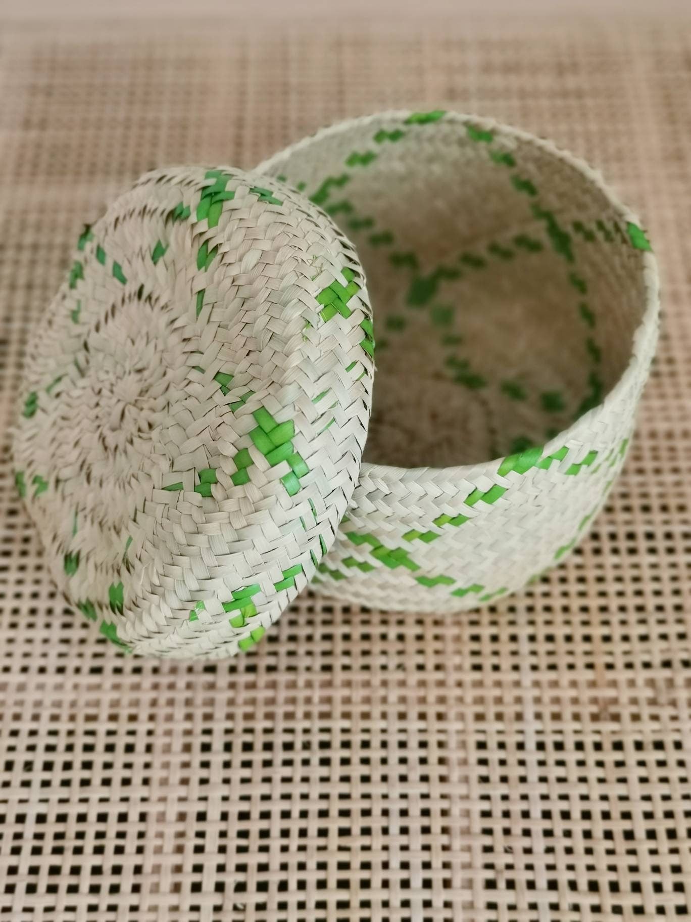 Runder mexikanischer Korb mit Deckel, Handarbeit aus Palmenblatt, Hippie Boho Deko, Aufbewahrungskorb, Kosmetikkorb, Schmuckschatulle