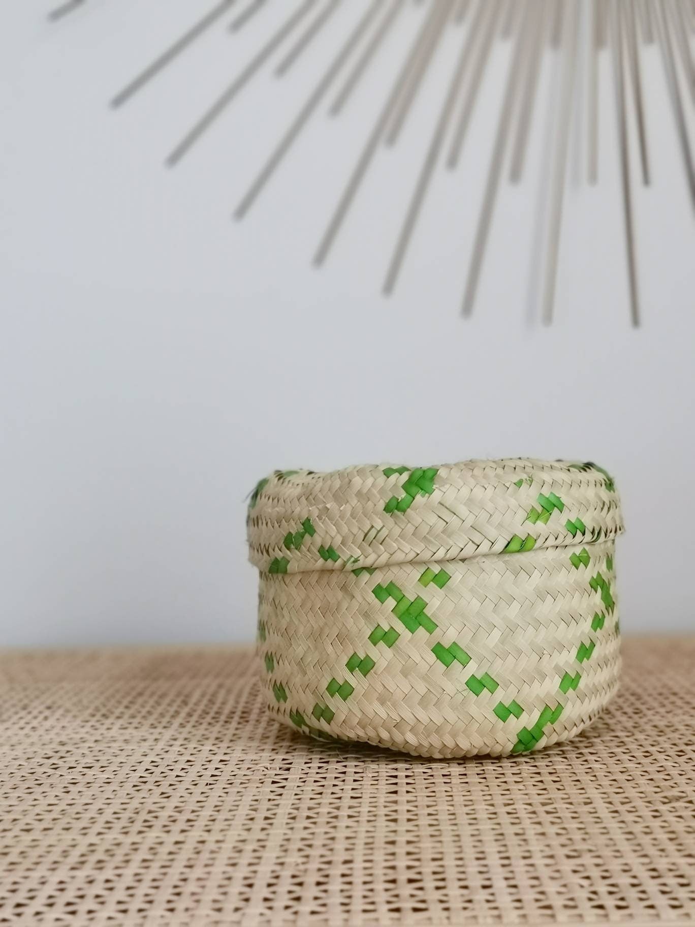 Panier mexicain rond avec couvercle, fait main en feuille de palmier, décoration hippie bohème, panier de rangement, panier à cosmétiques, boîte à bijoux