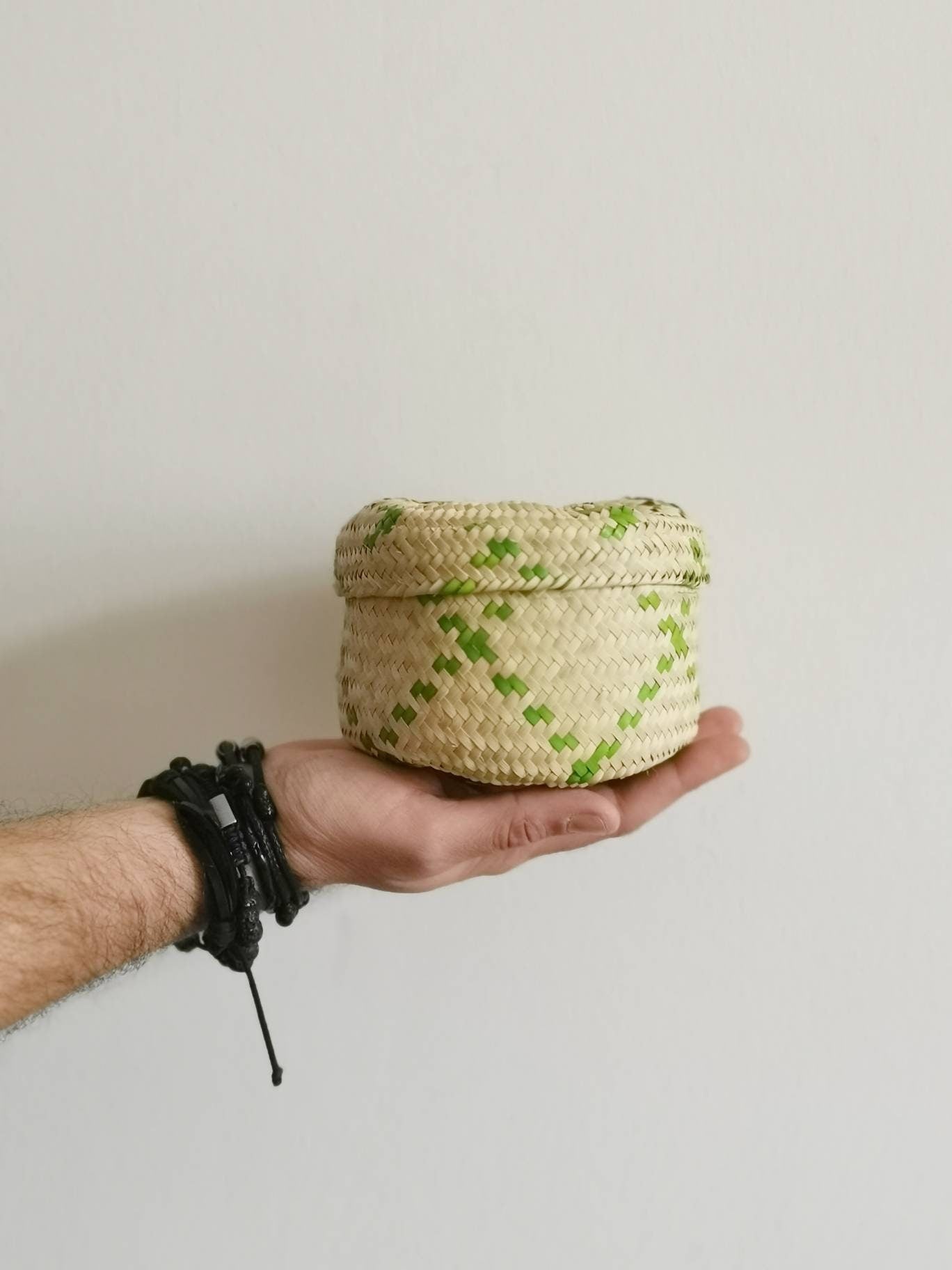 Runder mexikanischer Korb mit Deckel, Handarbeit aus Palmenblatt, Hippie Boho Deko, Aufbewahrungskorb, Kosmetikkorb, Schmuckschatulle