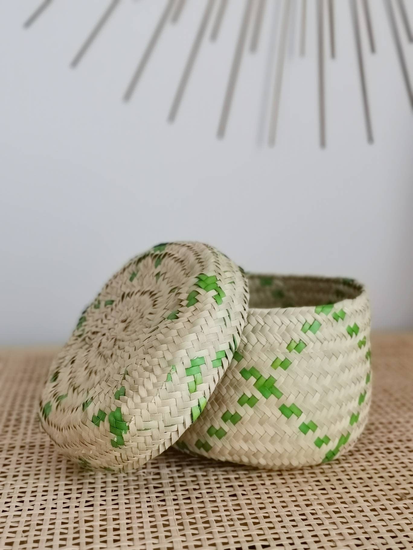 Panier mexicain rond avec couvercle, fait main en feuille de palmier, décoration hippie bohème, panier de rangement, panier à cosmétiques, boîte à bijoux