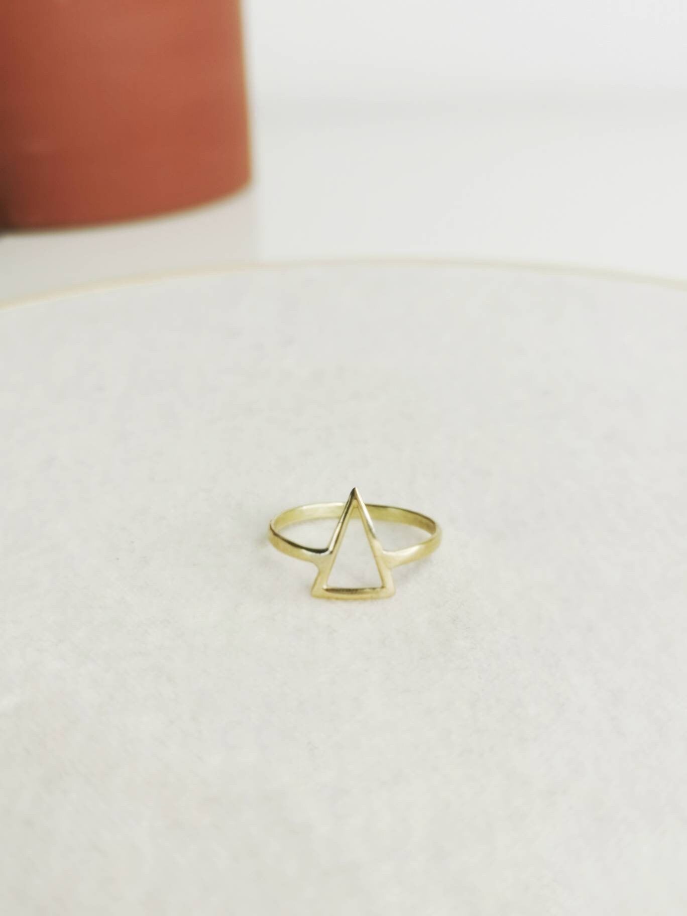 Dreieck Ring aus Messing, Stapelring, Minimalistischer Ring, Geometrischer Ring, dreieckiger Ring, Goldener Ring, Messingring Gold