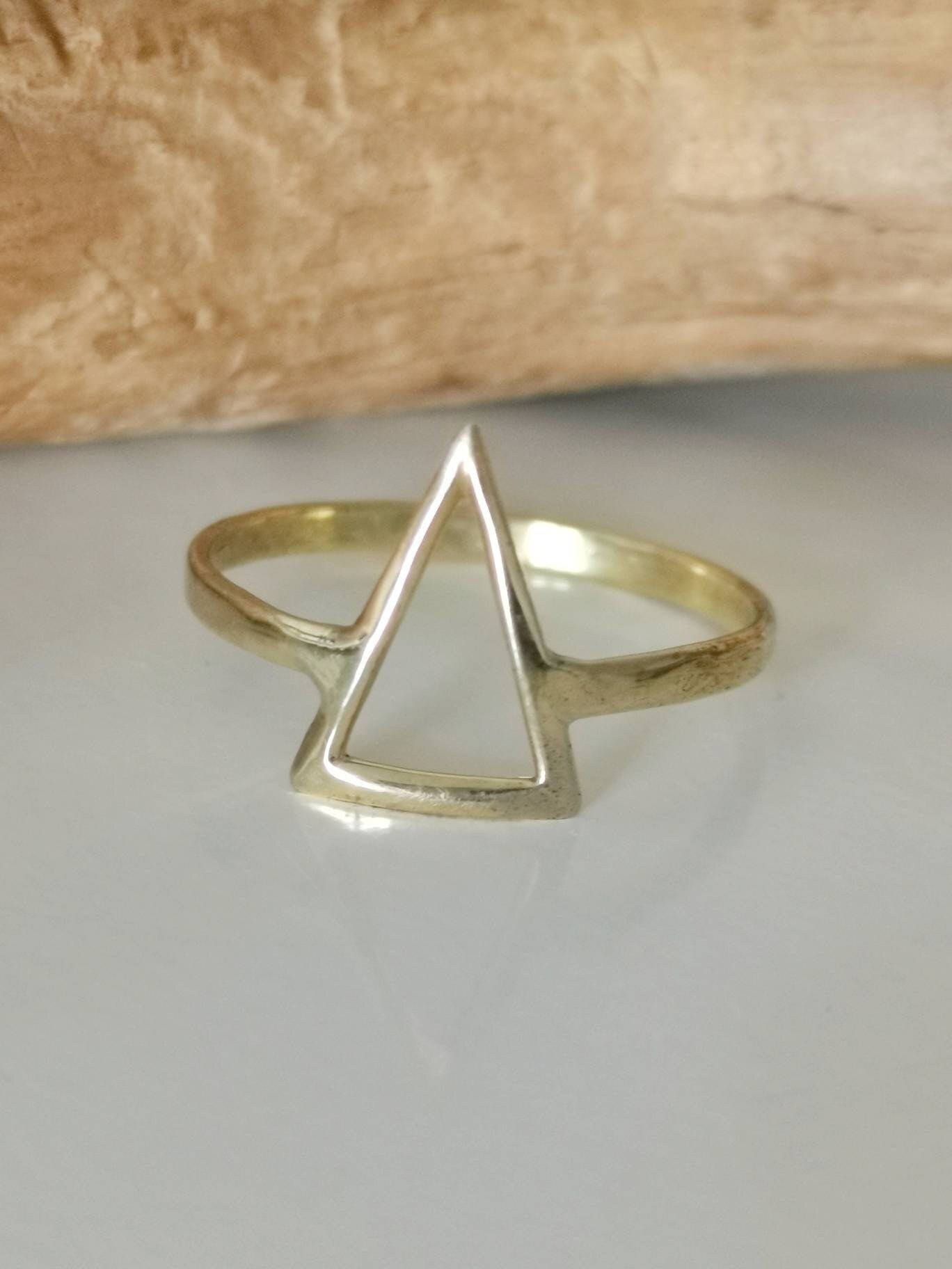 Dreieck Ring aus Messing, Stapelring, Minimalistischer Ring, Geometrischer Ring, dreieckiger Ring, Goldener Ring, Messingring Gold