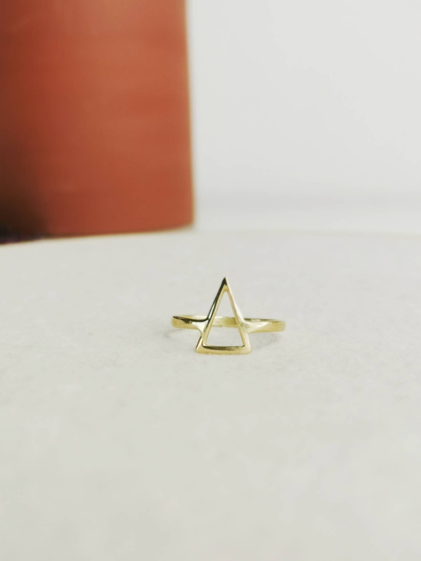 Dreieck Ring aus Messing, Stapelring, Minimalistischer Ring, Geometrischer Ring, dreieckiger Ring, Goldener Ring, Messingring Gold