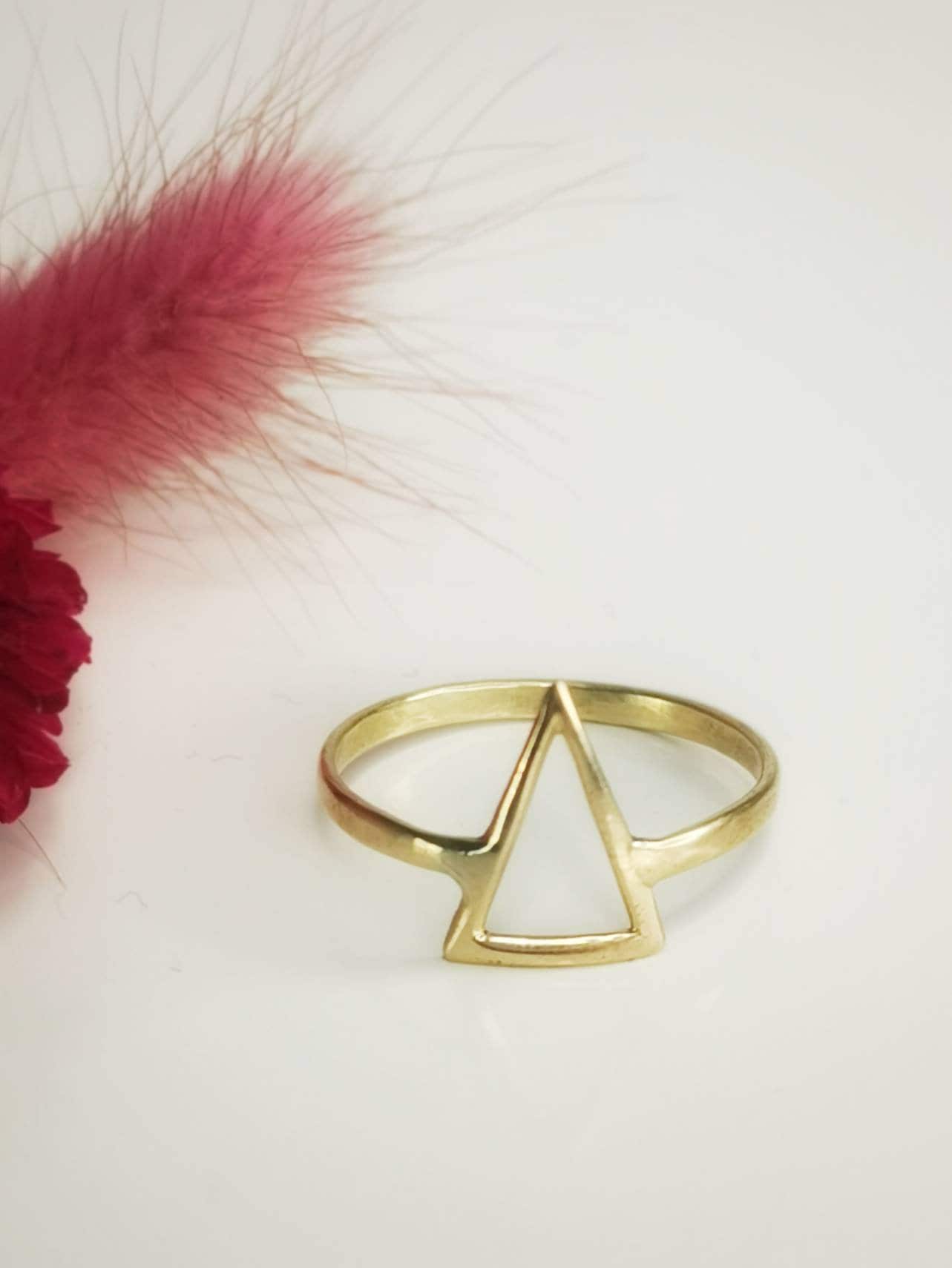 Dreieck Ring aus Messing, Stapelring, Minimalistischer Ring, Geometrischer Ring, dreieckiger Ring, Goldener Ring, Messingring Gold