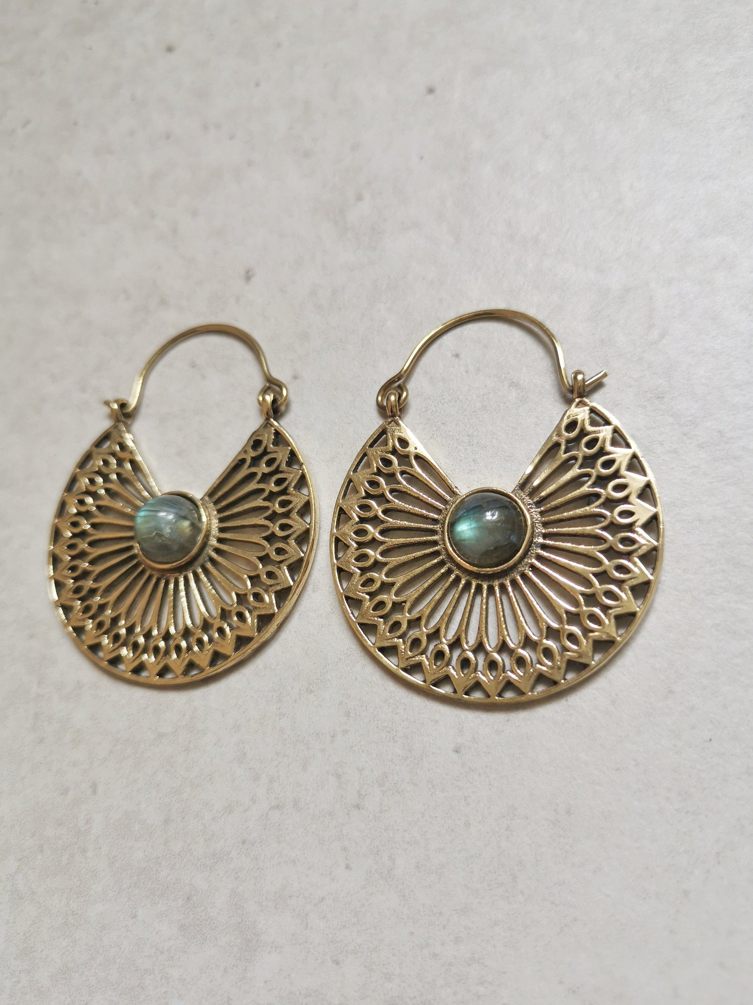 Boucles d'oreilles en laiton avec labradorite, boucles d'oreilles mandala, boucles d'oreilles en or, boucles d'oreilles bohèmes, bijoux hippies, bijoux de festival