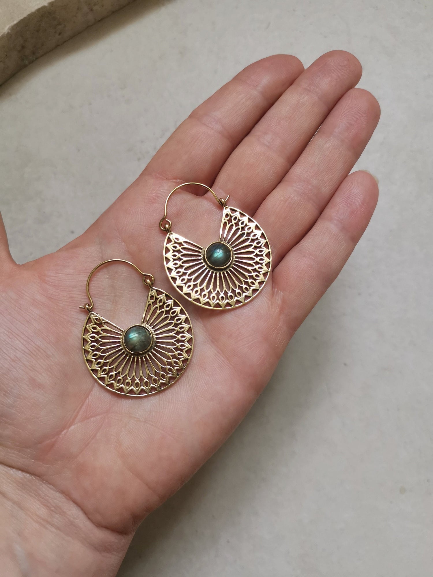 Boucles d'oreilles en laiton avec labradorite, boucles d'oreilles mandala, boucles d'oreilles en or, boucles d'oreilles bohèmes, bijoux hippies, bijoux de festival
