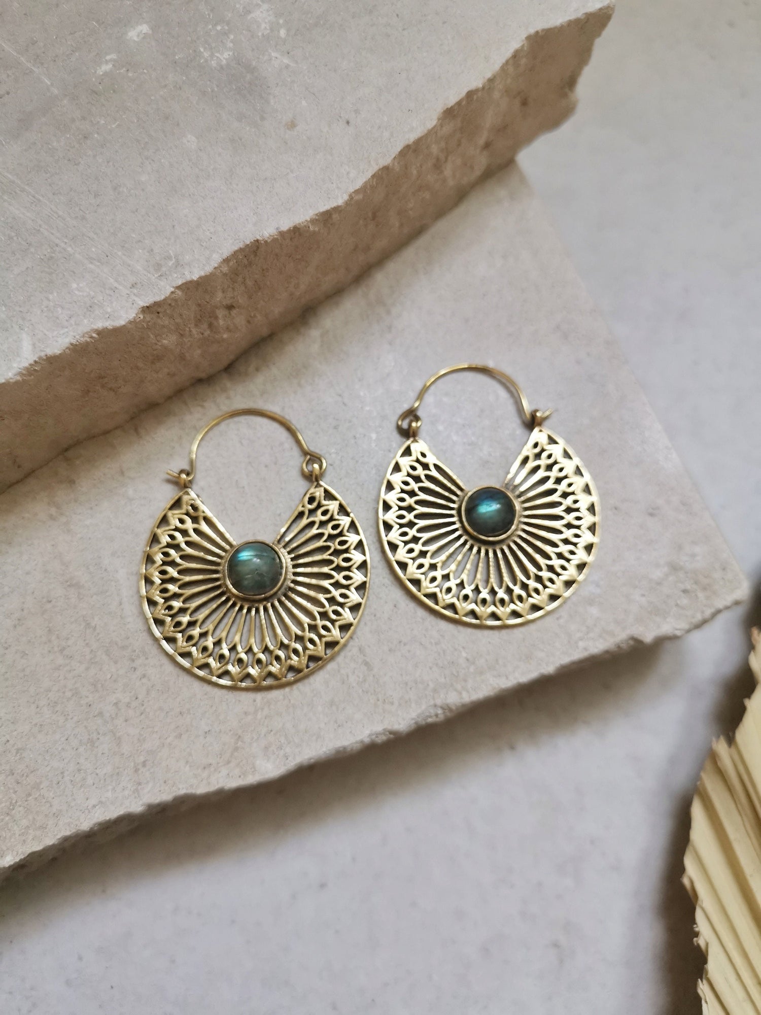Boucles d'oreilles en laiton avec labradorite, boucles d'oreilles mandala, boucles d'oreilles en or, boucles d'oreilles bohèmes, bijoux hippies, bijoux de festival