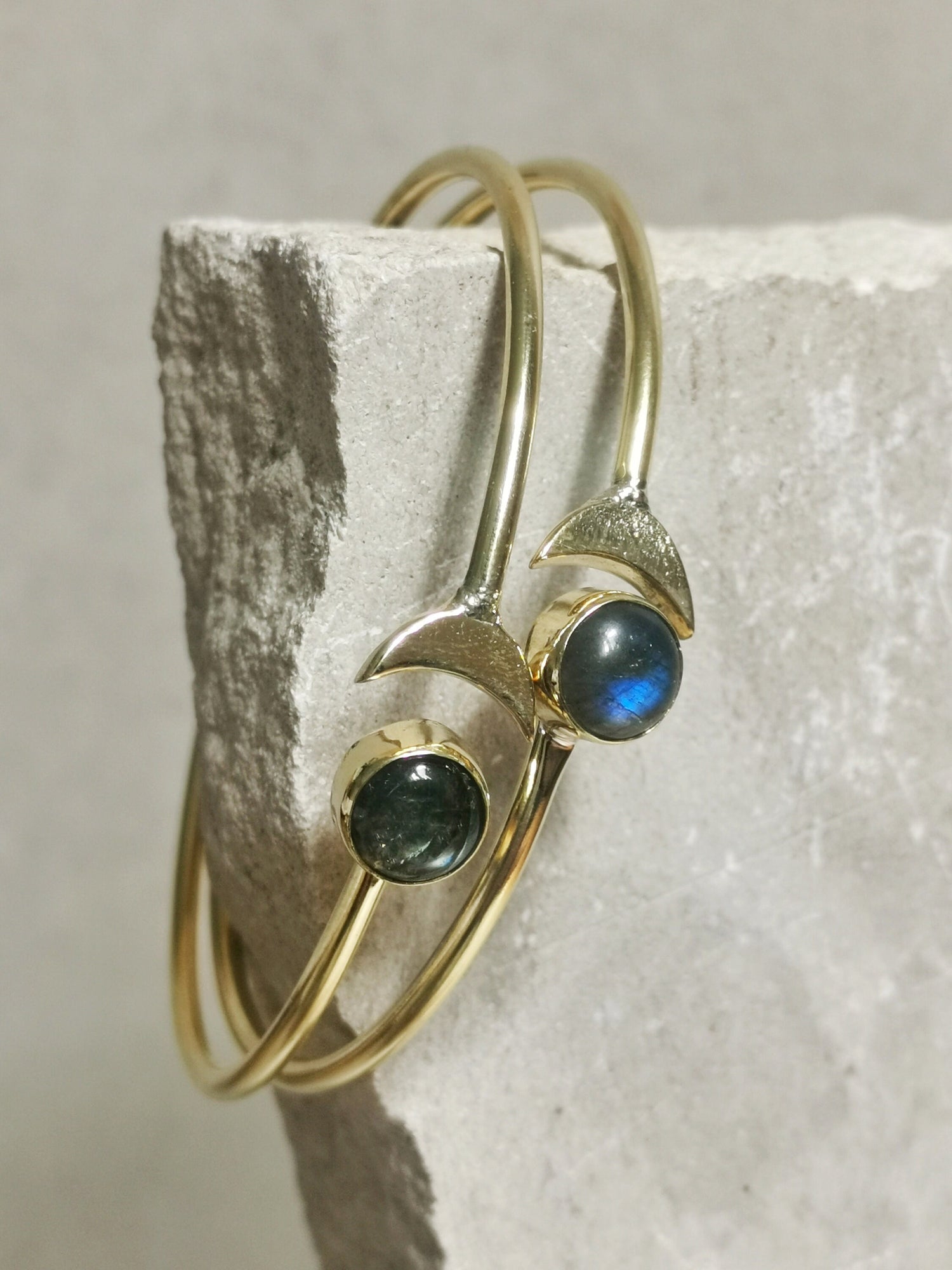 Bracelet demi-lune en laiton doré avec labradorite, bracelet phase de lune labradorite, bracelet bohème avec pierre précieuse