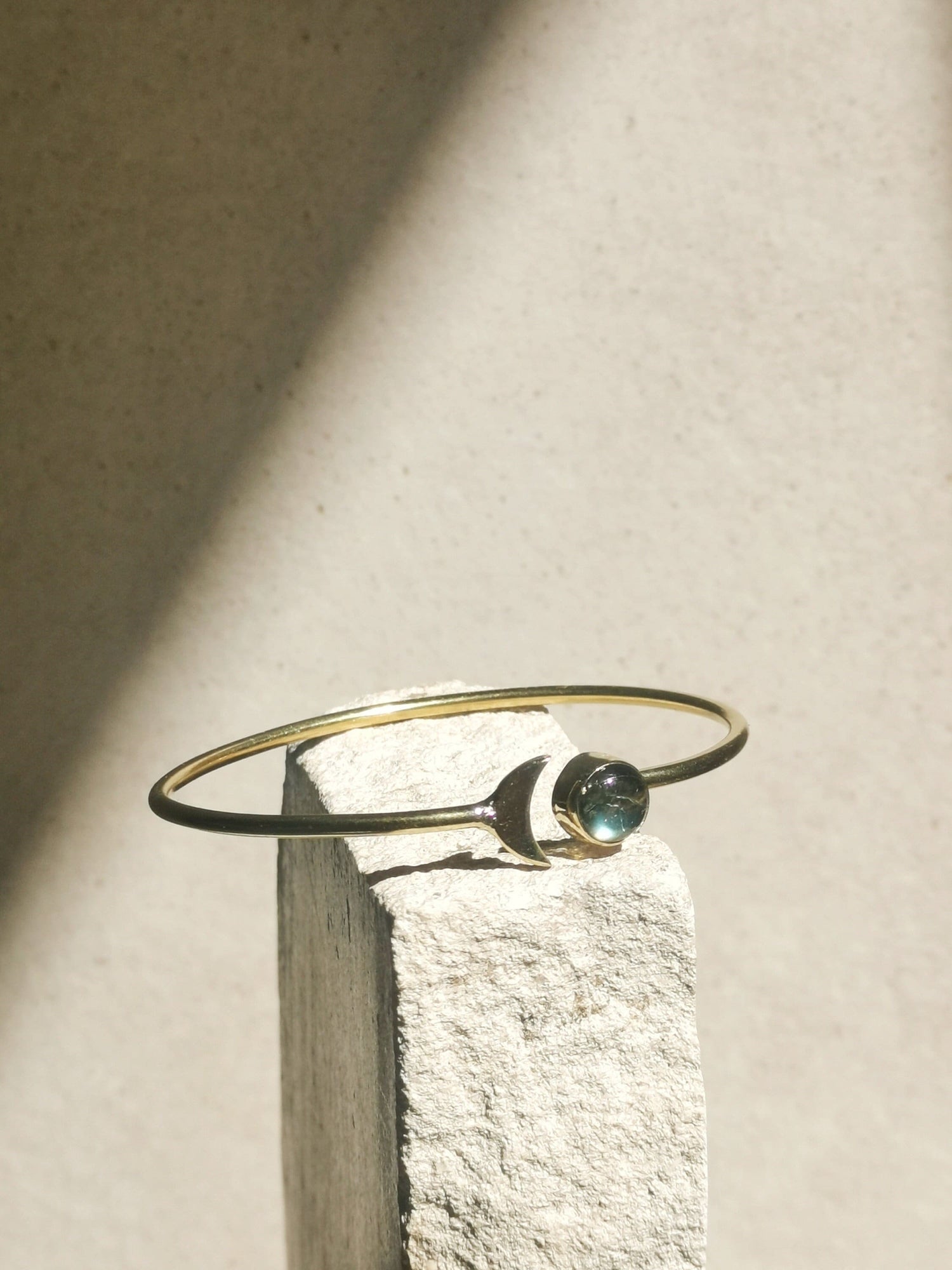 Bracelet demi-lune en laiton doré avec labradorite, bracelet phase de lune labradorite, bracelet bohème avec pierre précieuse