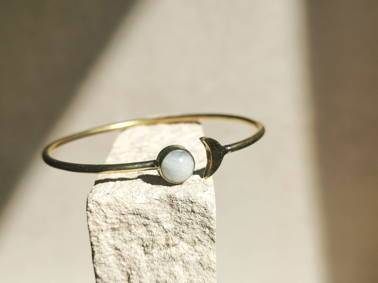 Bracelet en laiton doré croissant de lune avec pierre de lune, bracelet phase de lune pierre de lune or, bracelet bohème avec pierre précieuse