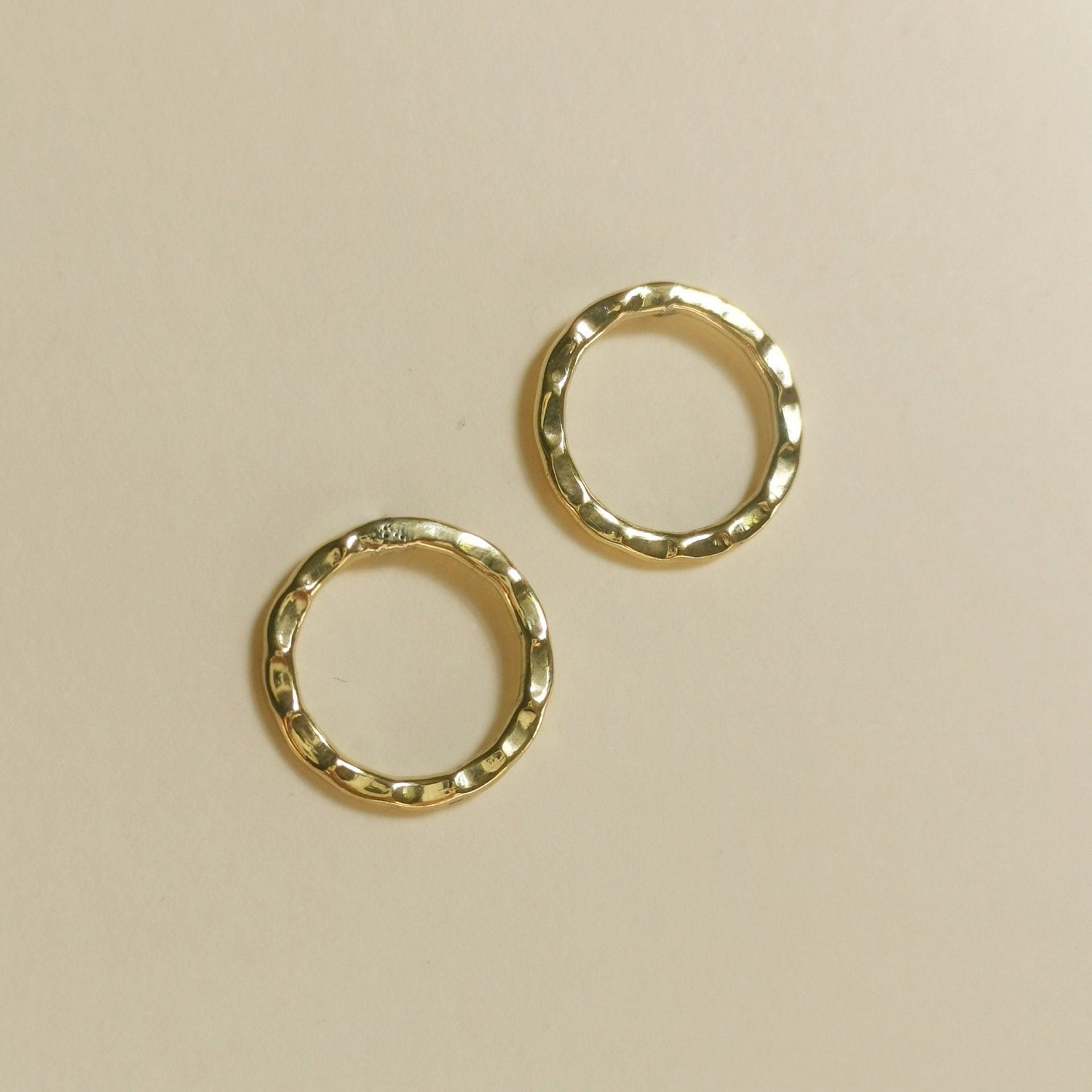 Boucles d'oreilles à tige rondes en laiton doré, boucles d'oreilles à tige rondes minimalistes simples, laiton martelé, idée cadeau
