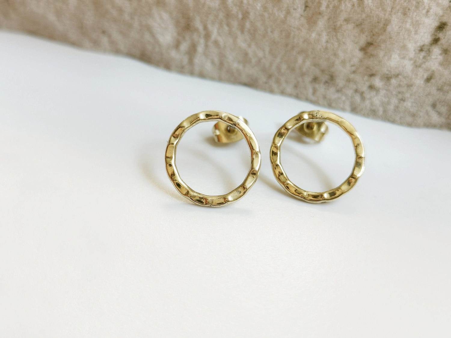 Boucles d'oreilles à tige rondes en laiton doré, boucles d'oreilles à tige rondes minimalistes simples, laiton martelé, idée cadeau