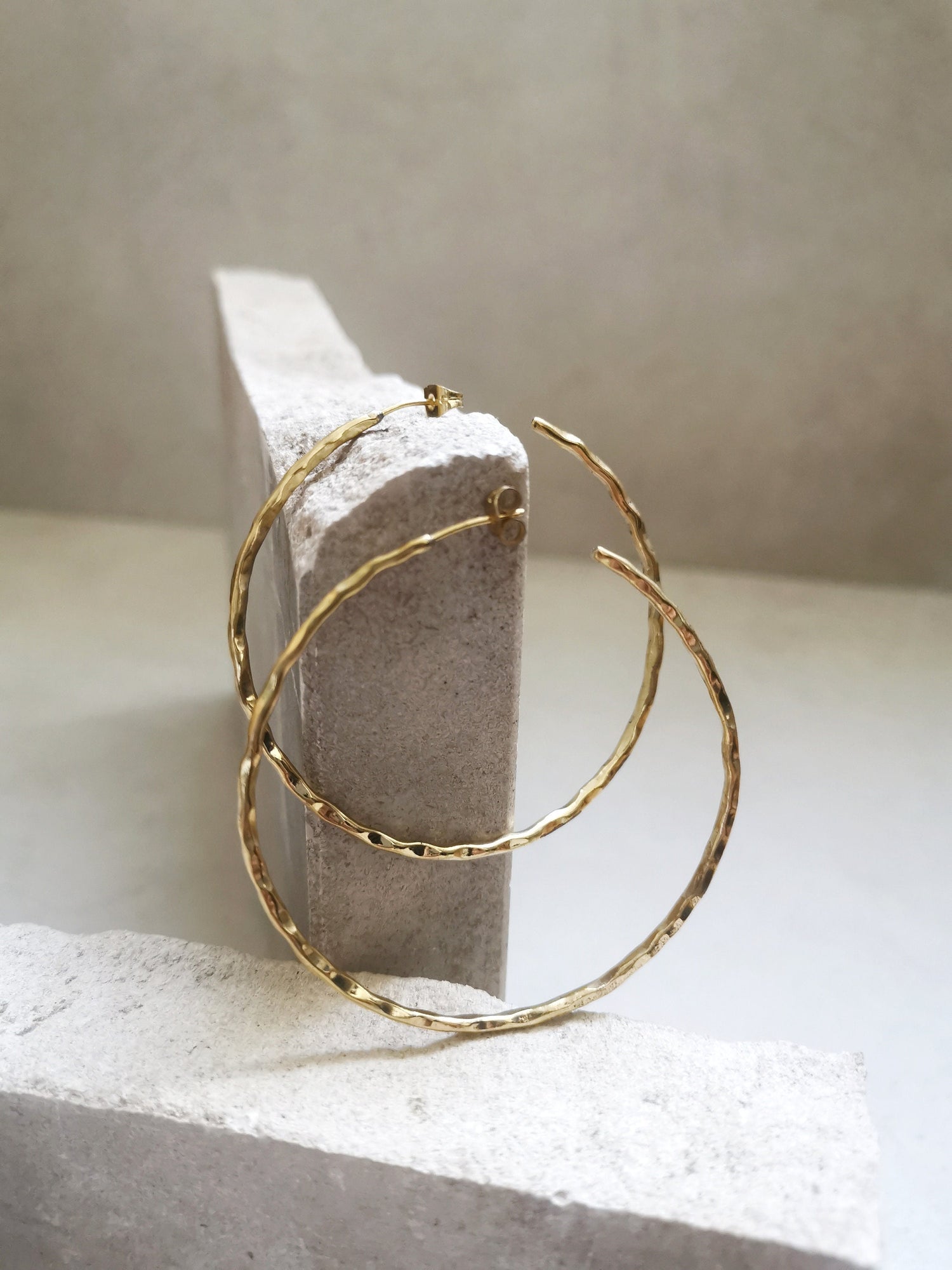 Boucles d'oreilles créoles en laiton martelé, texturé, créoles dorées, créoles minimalistes, 60 mm laiton doré