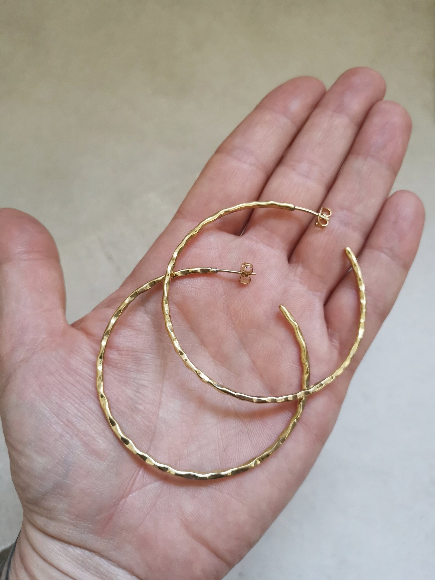 Boucles d'oreilles créoles en laiton martelé, texturé, créoles dorées, créoles minimalistes, 60 mm laiton doré