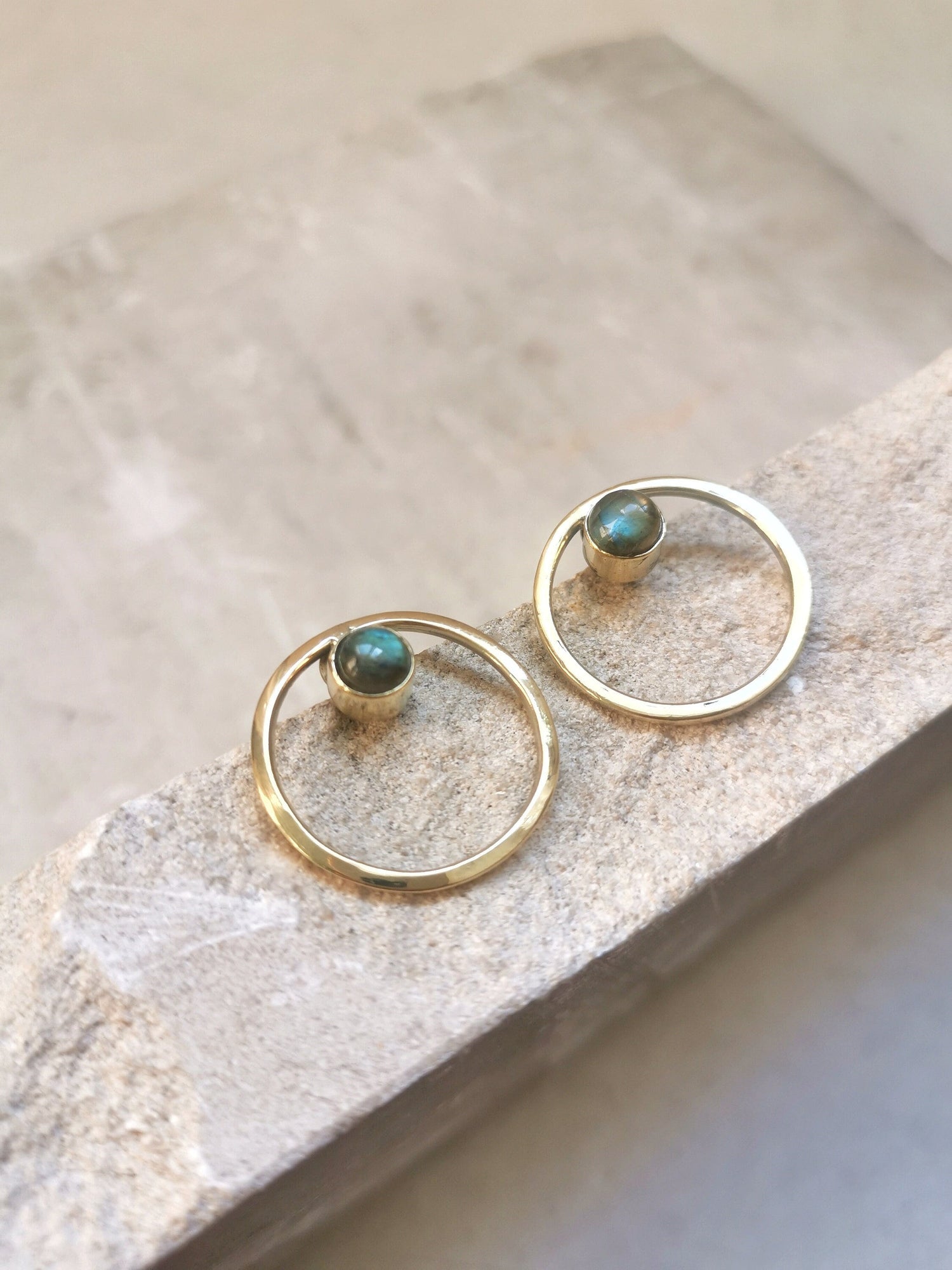 Boucles d'oreilles rondes avec labradorite, boucles d'oreilles en laiton avec labradorite, boucles d'oreilles rondes simples cercle ouvert, minimalistes, géométriques