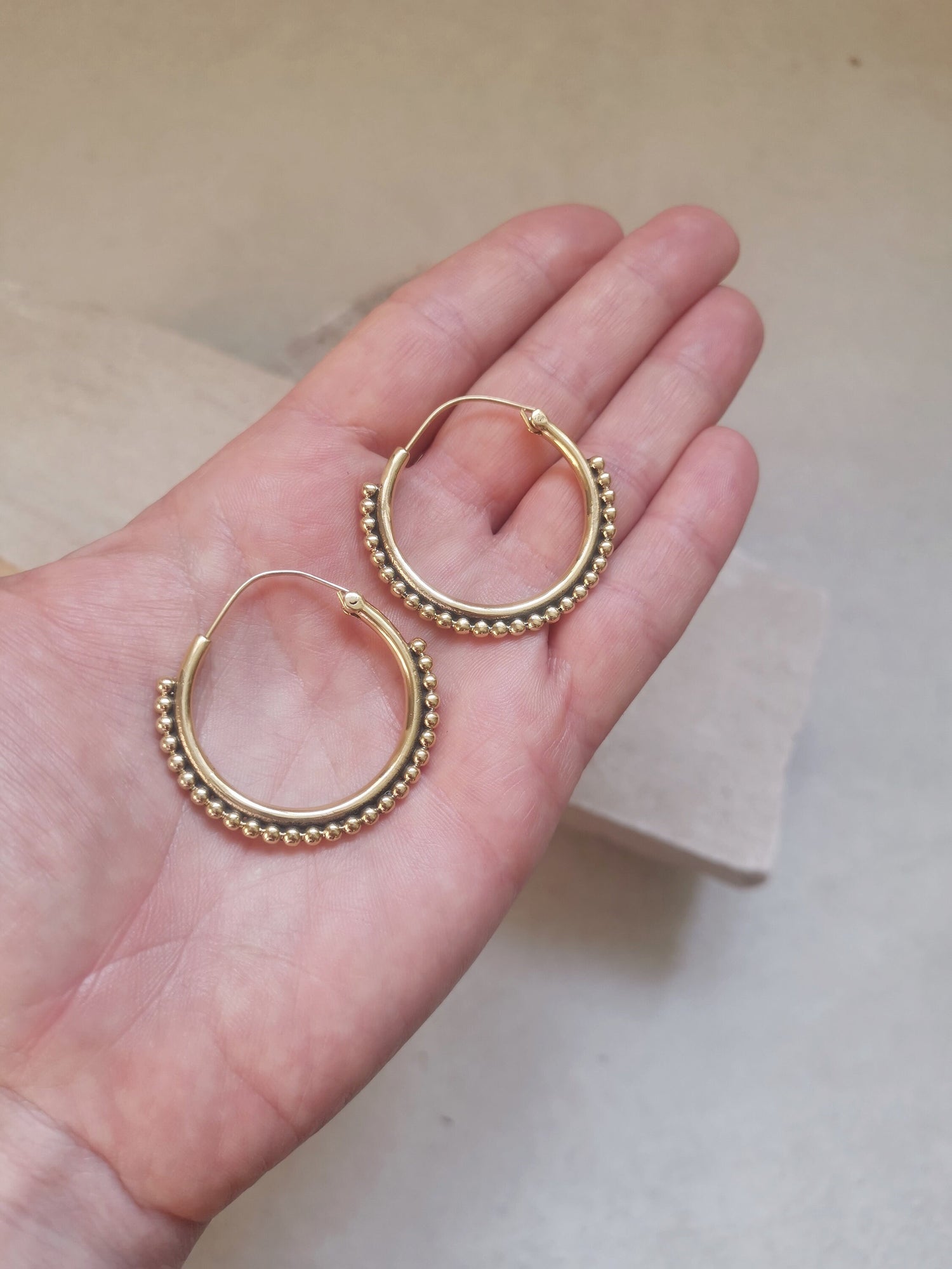 Boucles d'oreilles créoles boule, créoles en laiton 40 mm, créoles bohème hippie, créoles Bali, créoles dorées