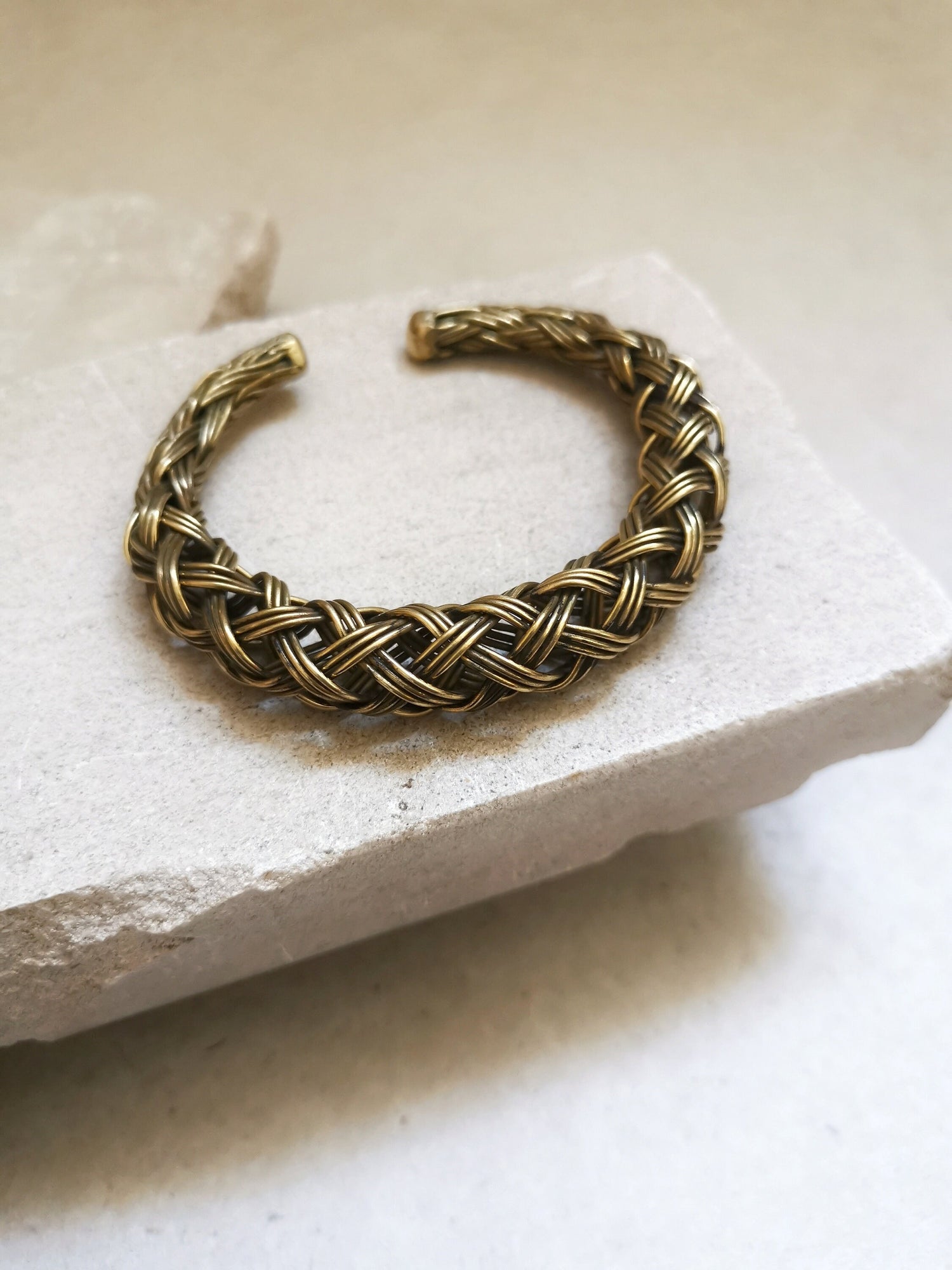 Chunky bracelet made of golden brass, statement bangle, wide bangle, braided bracelet, round bracelet