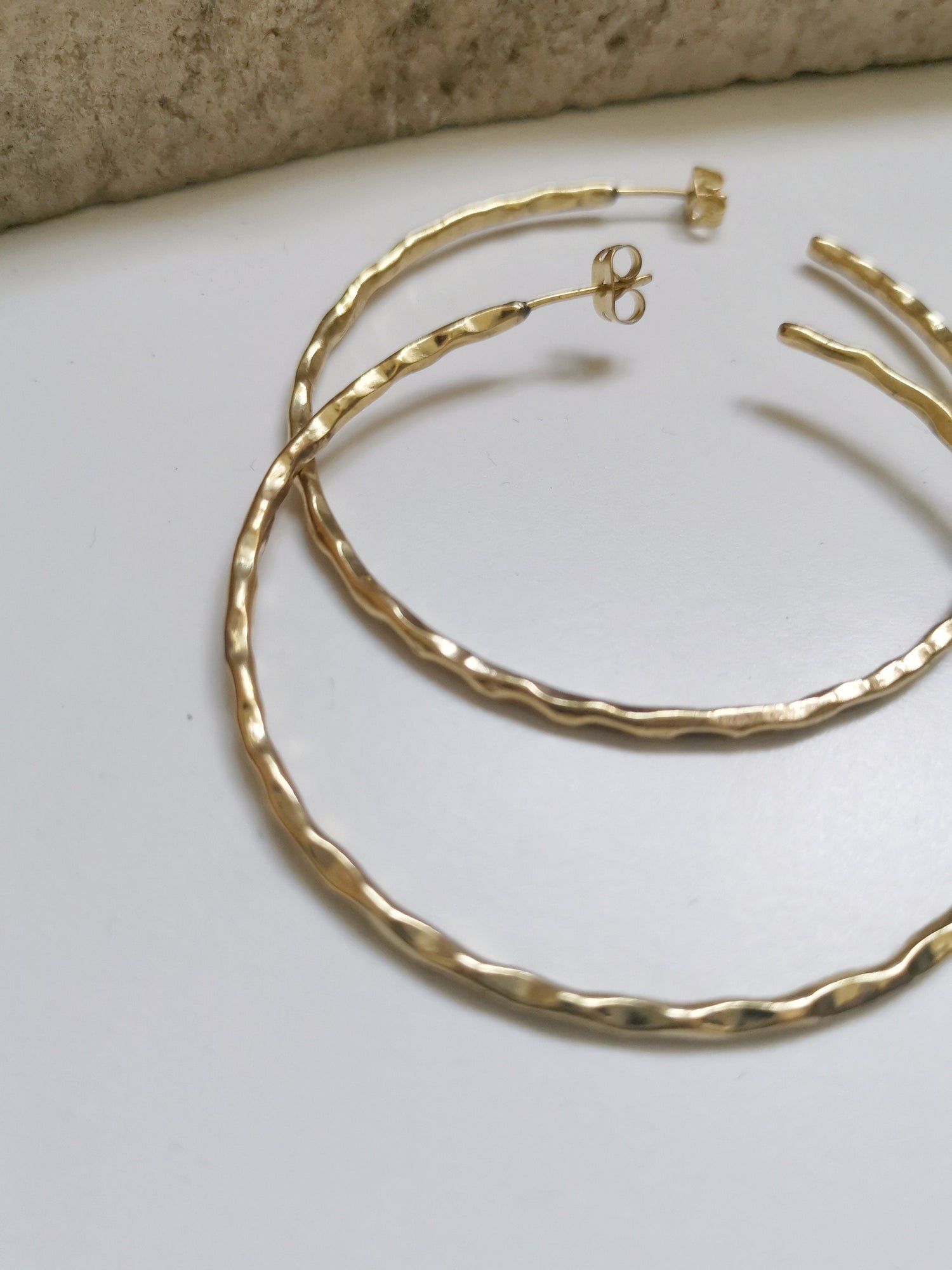Boucles d'oreilles créoles en laiton martelé, texturé, créoles dorées, créoles minimalistes, 60 mm laiton doré
