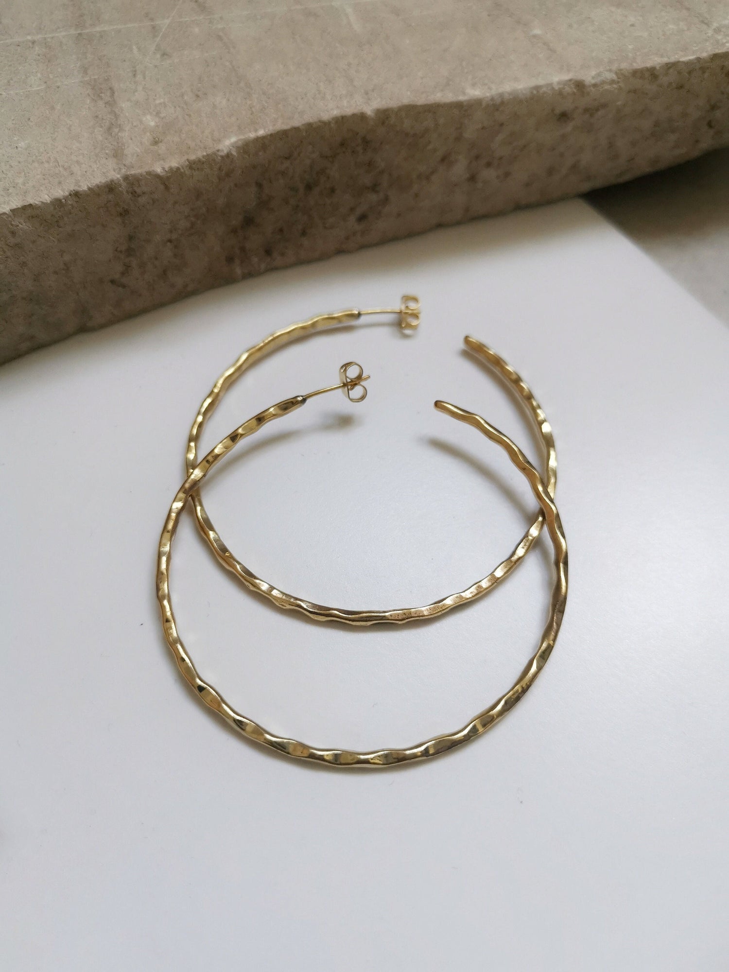 Boucles d'oreilles créoles en laiton martelé, texturé, créoles dorées, créoles minimalistes, 60 mm laiton doré