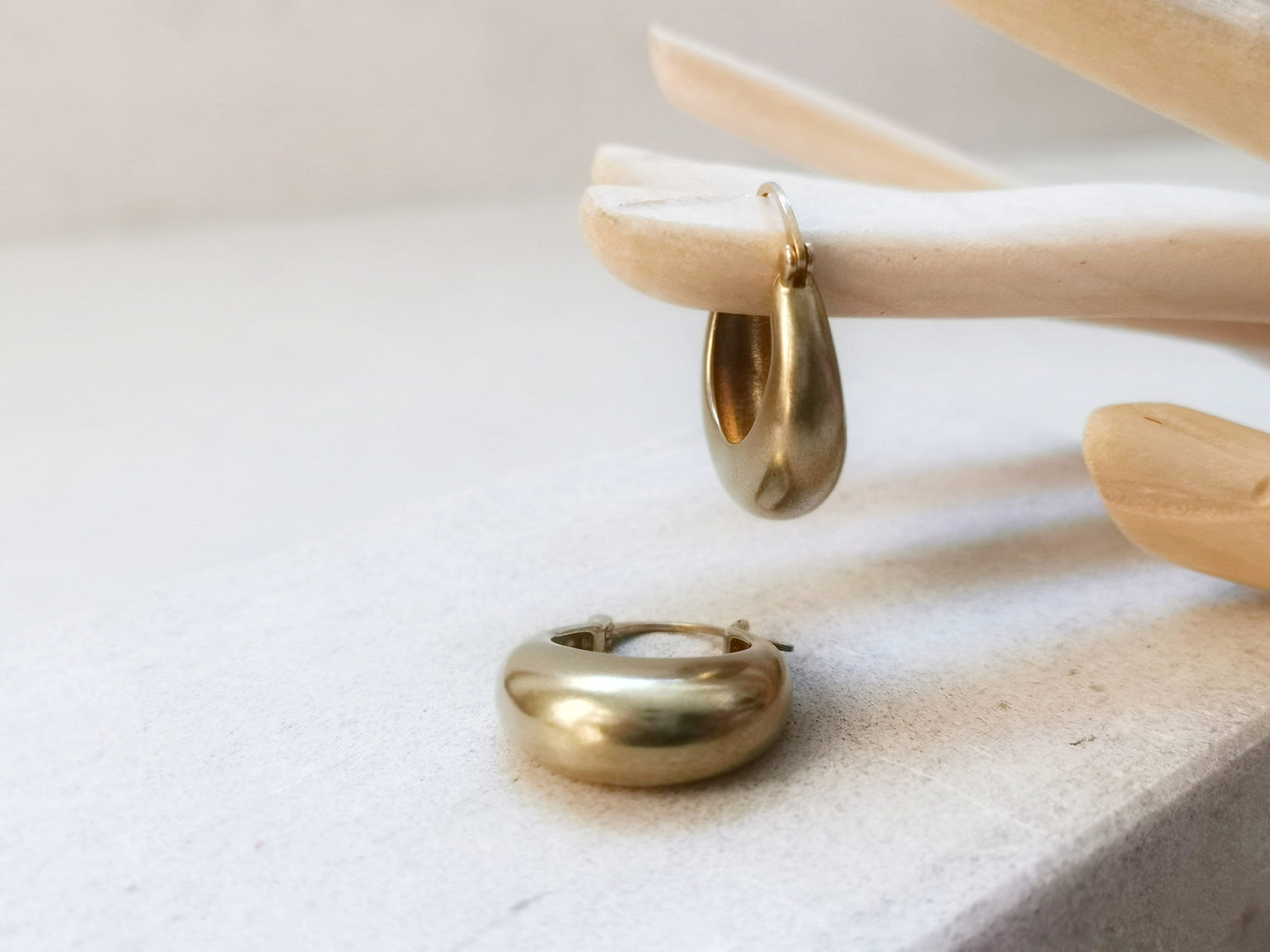 Chunky kleine Creolen 25 mm, Minimalistische breite Ohrringe, goldene Creolen aus Messing