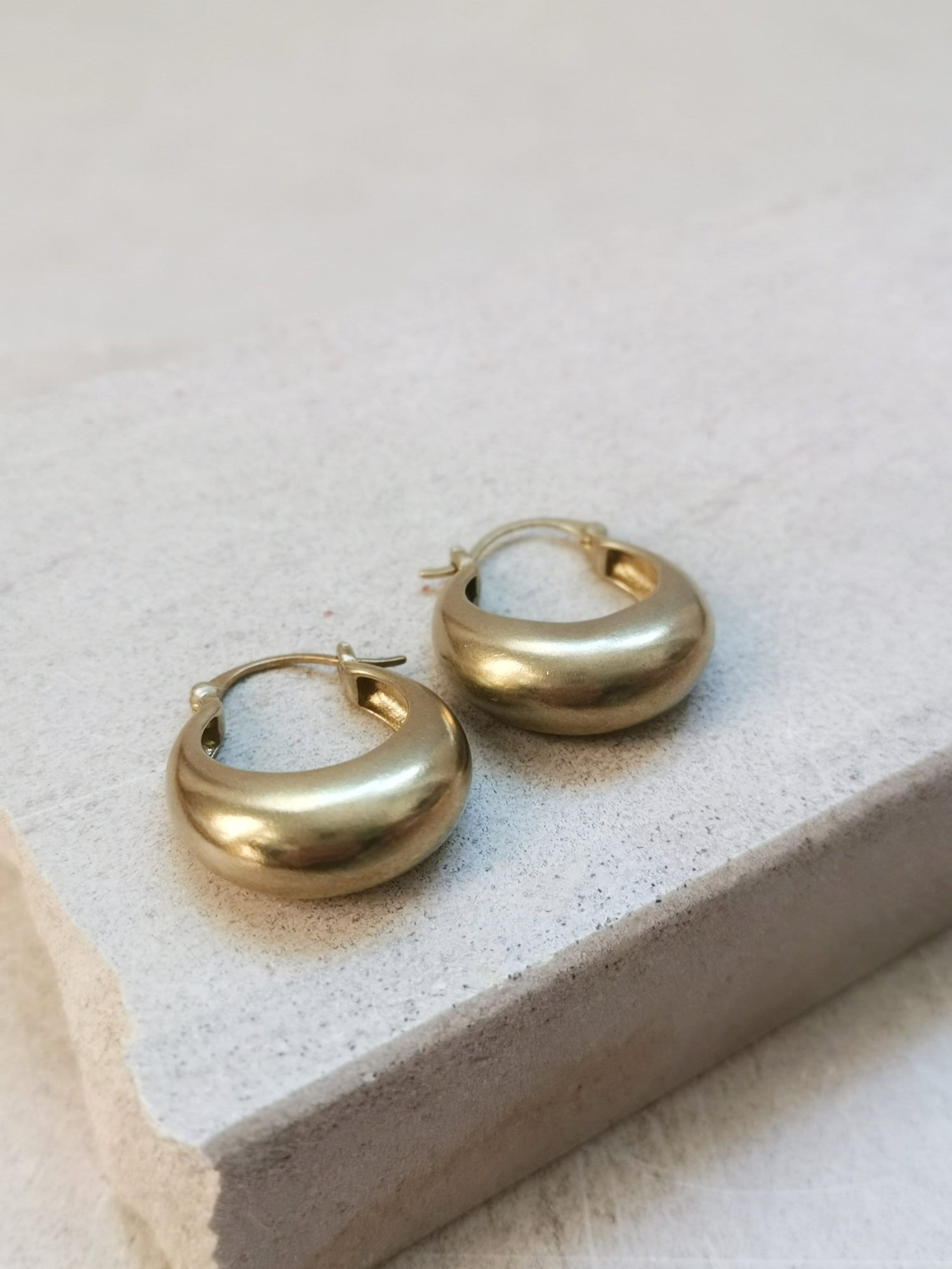 Chunky kleine Creolen 25 mm, Minimalistische breite Ohrringe, goldene Creolen aus Messing