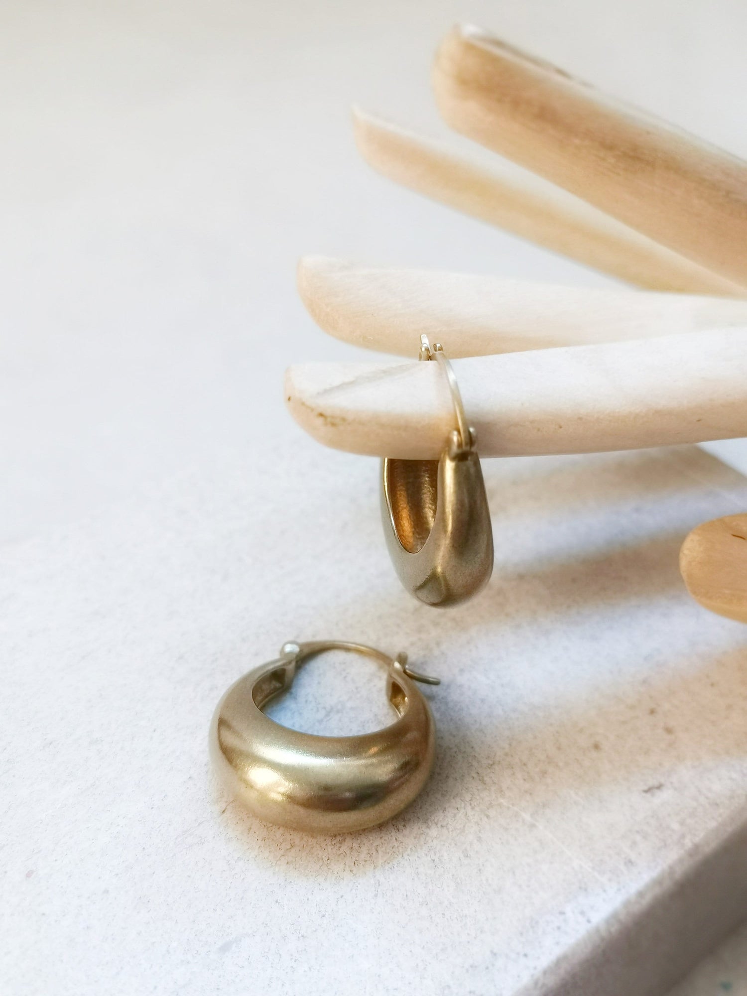 Chunky kleine Creolen 25 mm, Minimalistische breite Ohrringe, goldene Creolen aus Messing