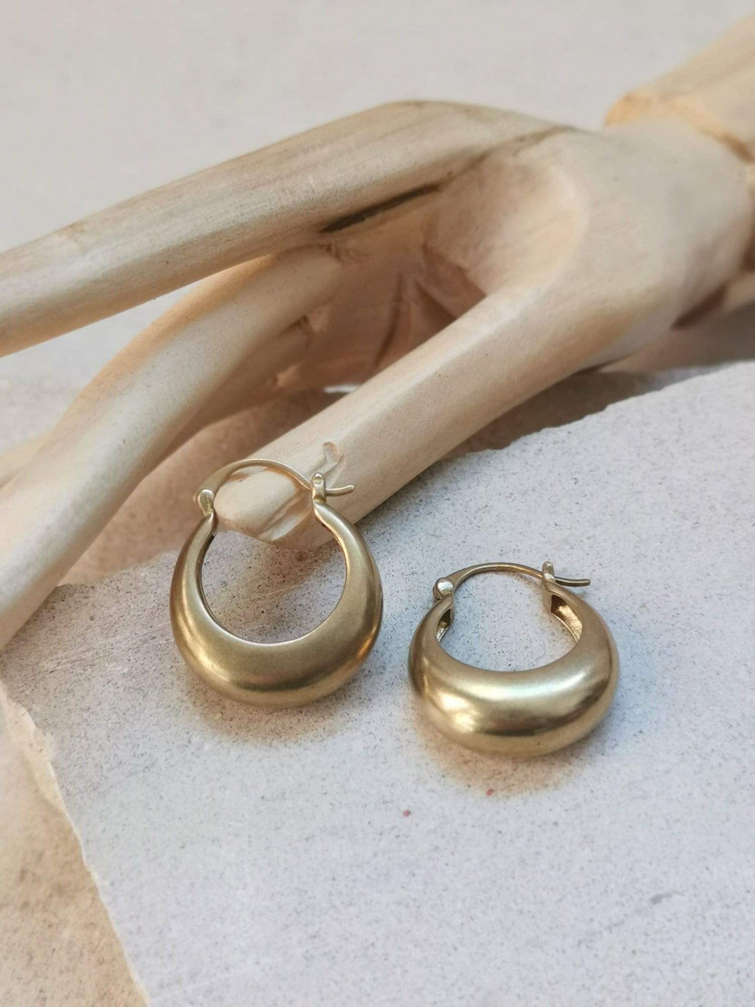 Chunky kleine Creolen 25 mm, Minimalistische breite Ohrringe, goldene Creolen aus Messing