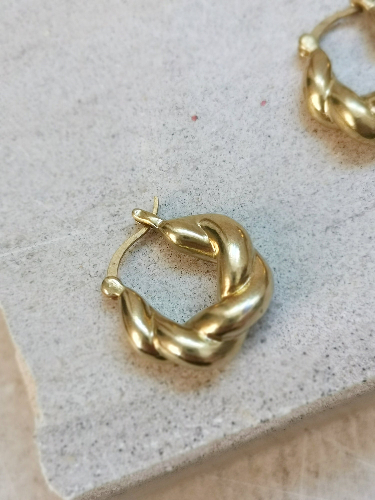 Kleine chunky gedrehte Creolen, Twist Creolen, verdrehte Creolen aus Messing, Croissant Ohrringe